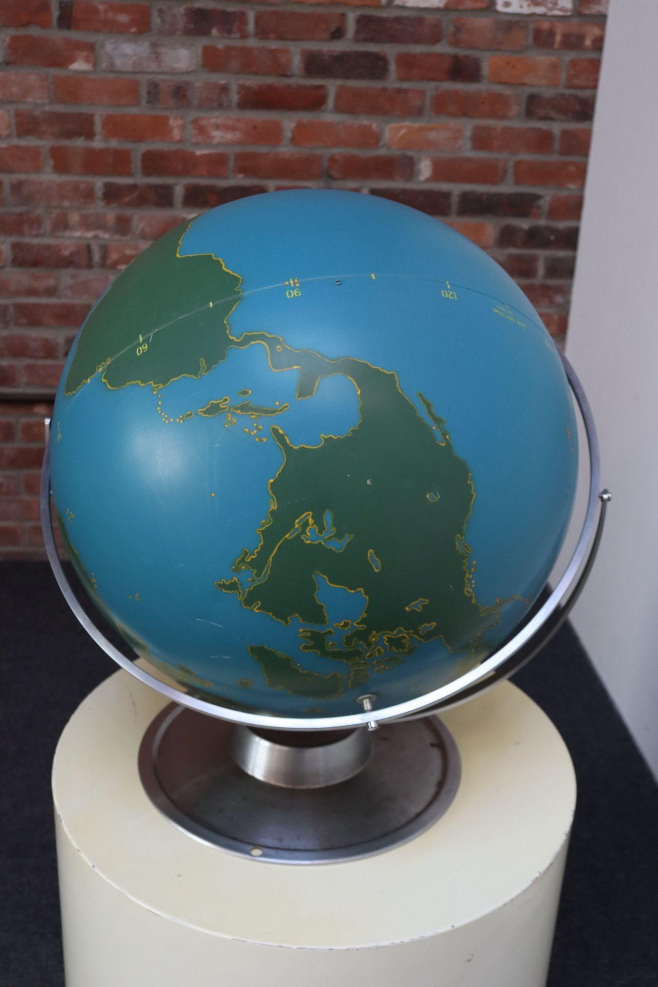 Métal Grand Vintage A.J. Globe d'activité / militaire Nystrom à fixer au mur ou à poser sur une table en vente