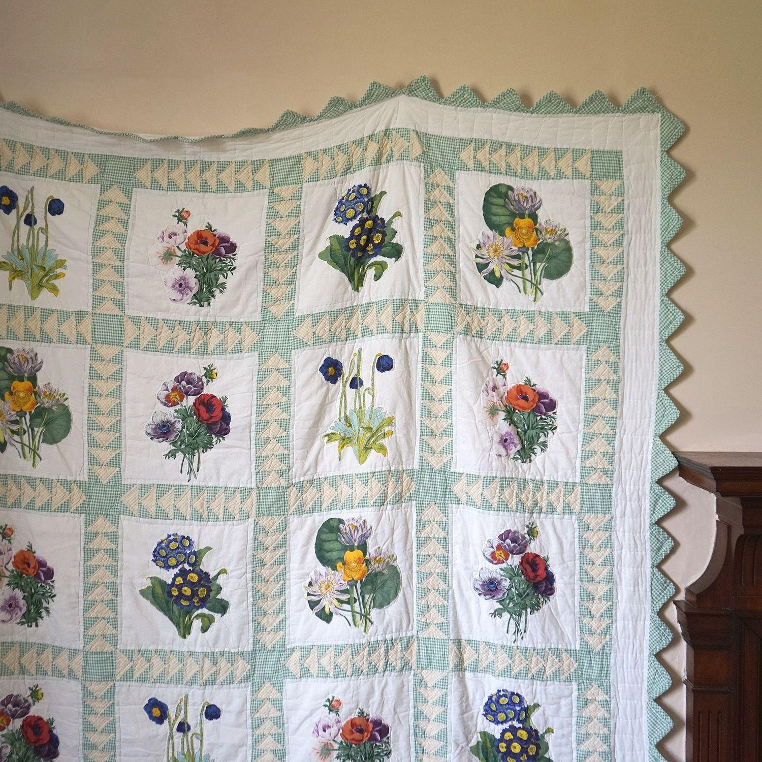 Large Vintage American Hand-Stitched Floral Patchwork Quilt, 20th Century In Good Condition In Bristol, GB