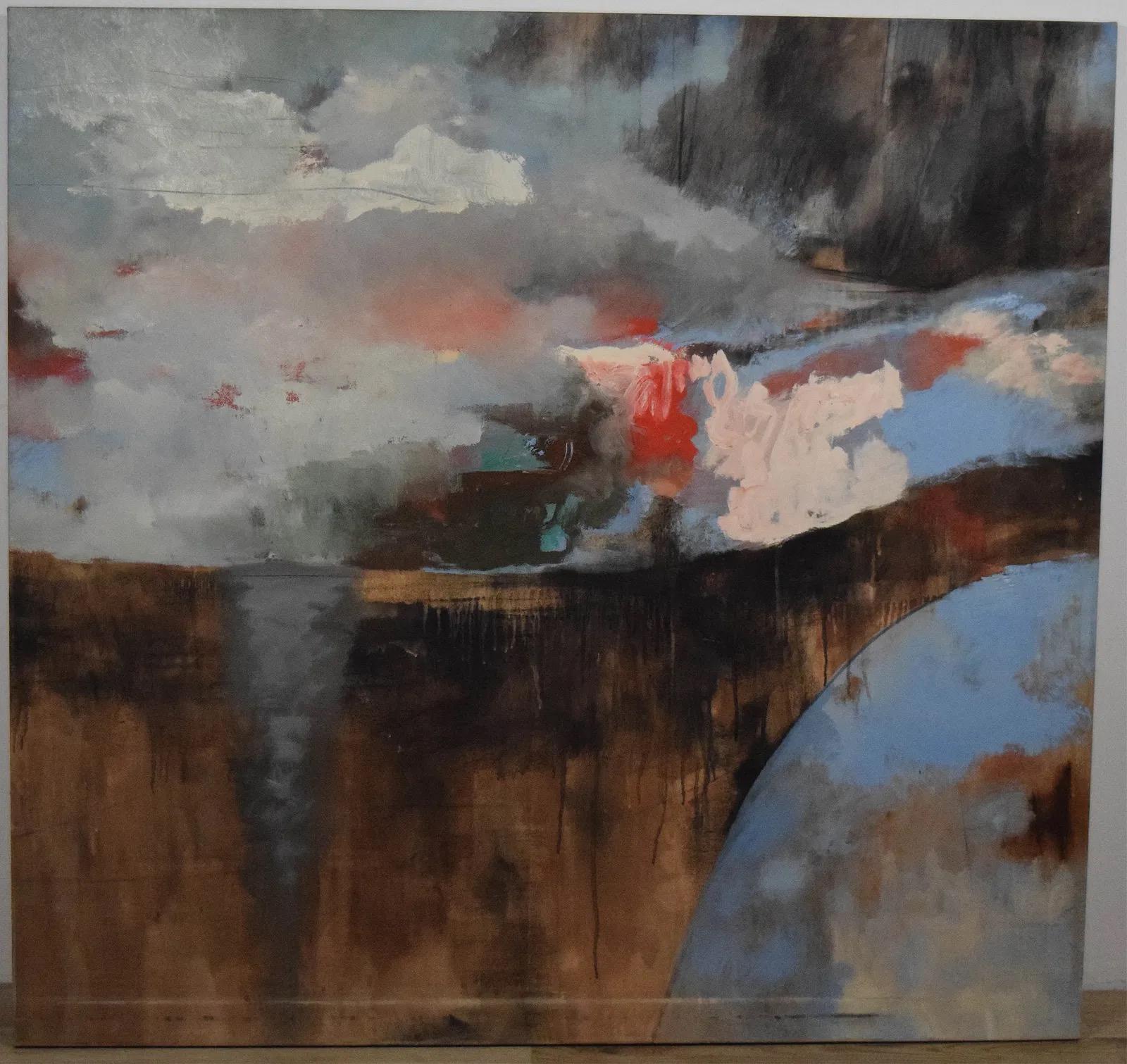 Eine kraftvolle, großformatige Abstraktion, die die Grenzen zwischen Landschaft und Emotion verwischt. Schichten von Ölfarbe bilden ein dynamisches Feld aus sich verschiebenden Wolken, gedämpften Erdtönen und plötzlichen Farbausbrüchen - Koralle,