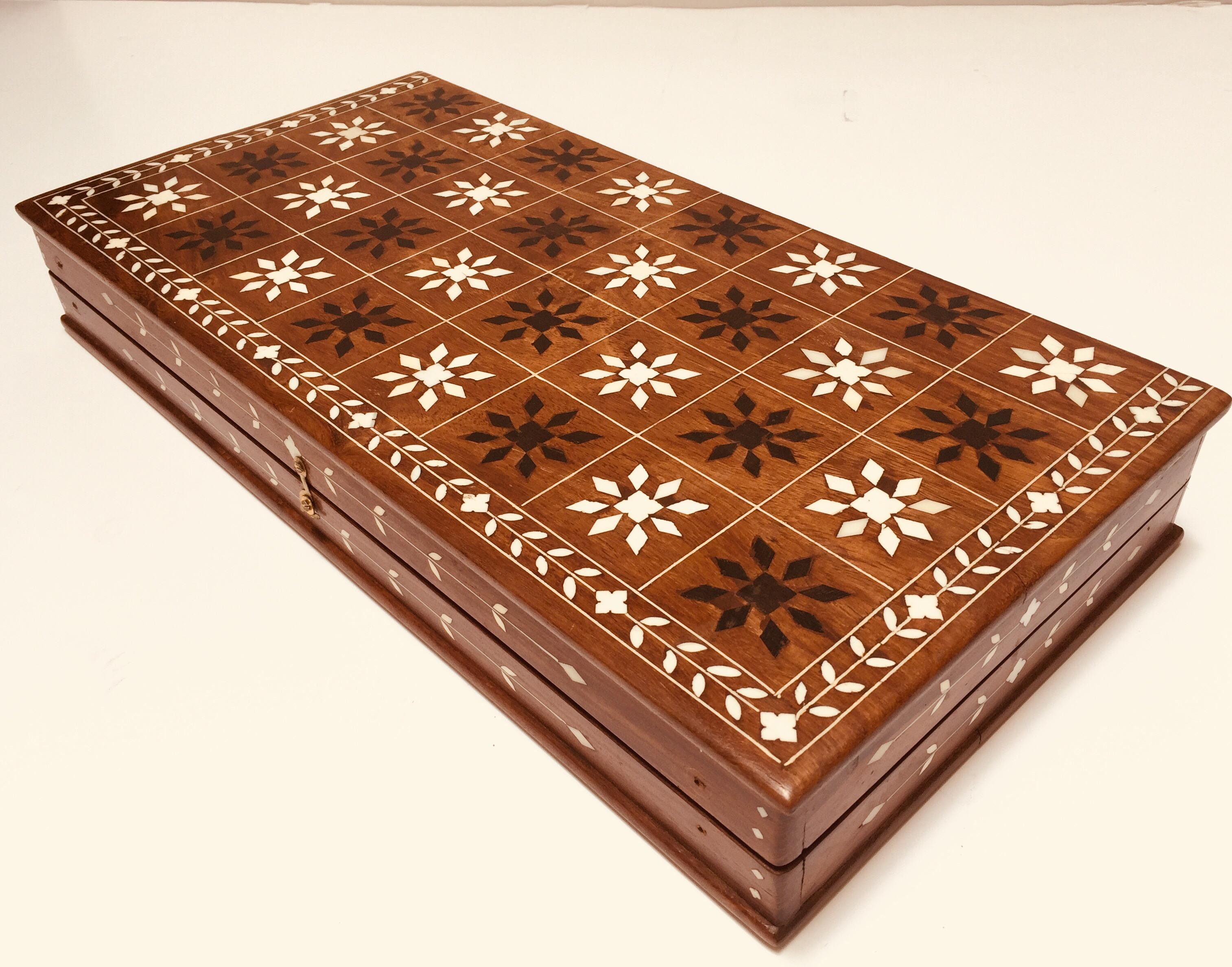 Large Vizagapatam checkers set with backelite pieces and inlay board.
Fine and elegant Anglo-Indian checkers or chess board with elaborate inlay.
The top is finely carved and inlaid with fine details designs in black and white.
Made in Vizagapatam,