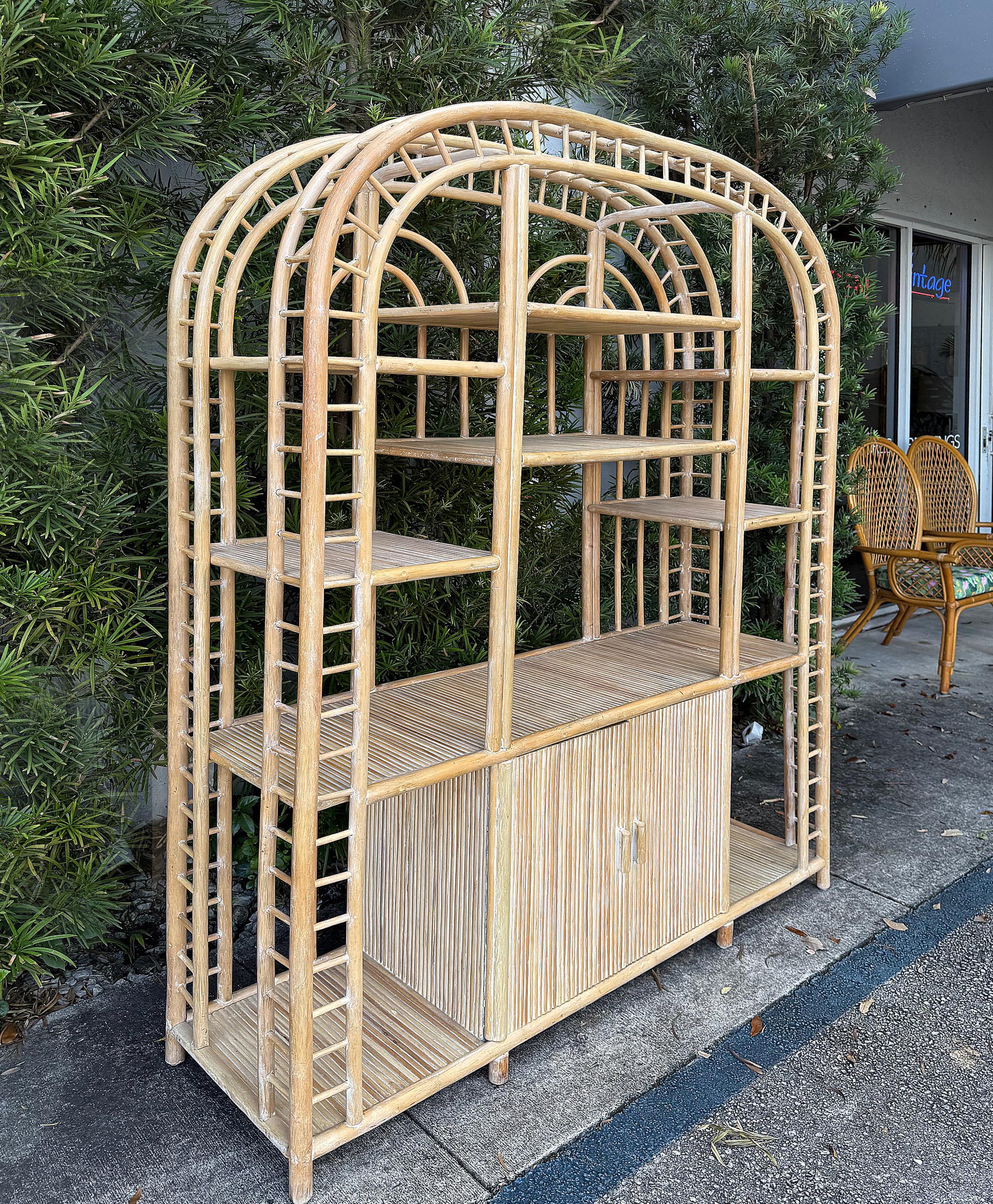 Große gewölbte Vintage-Rattan-Etagere für die Küste, Regale und Aufbewahrung

Zum Verkauf angeboten wird eine große Vintage Coastal gebogen Rattan étagère oder Bücherregal. Diese gewölbte Etagere hat eine sehr helle und weiche, gekalkte Oberfläche.