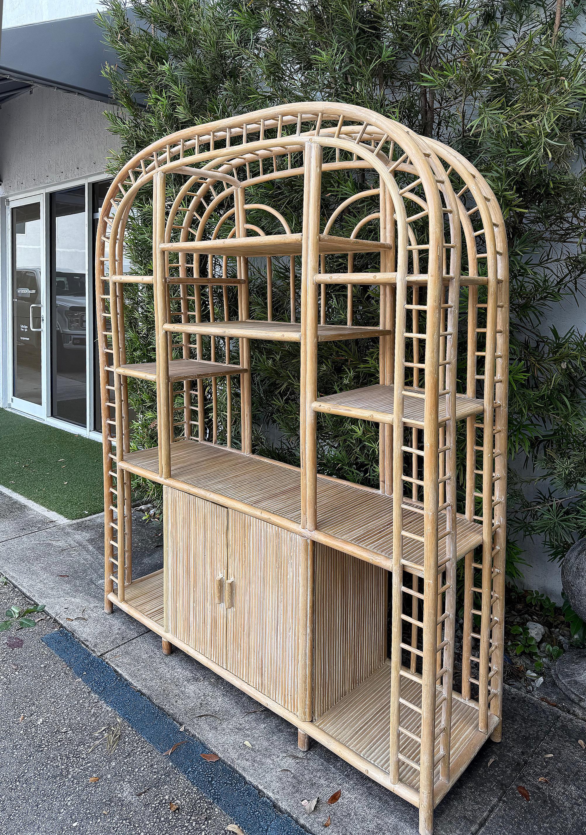 Große gewölbte Vintage-Rattan-Etagere für die Küste, Regale und Aufbewahrung (20. Jahrhundert) im Angebot