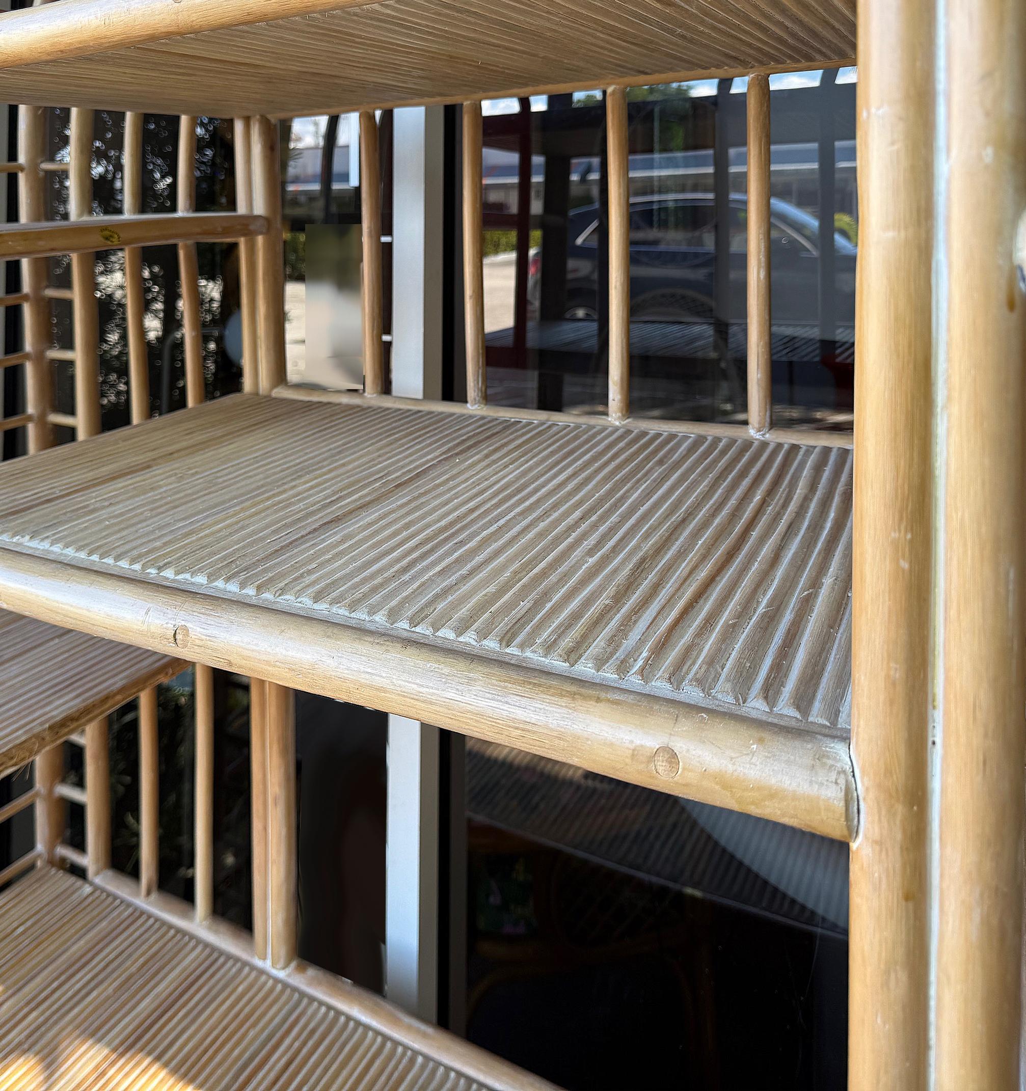 Große gewölbte Vintage-Rattan-Etagere für die Küste, Regale und Aufbewahrung im Angebot 1