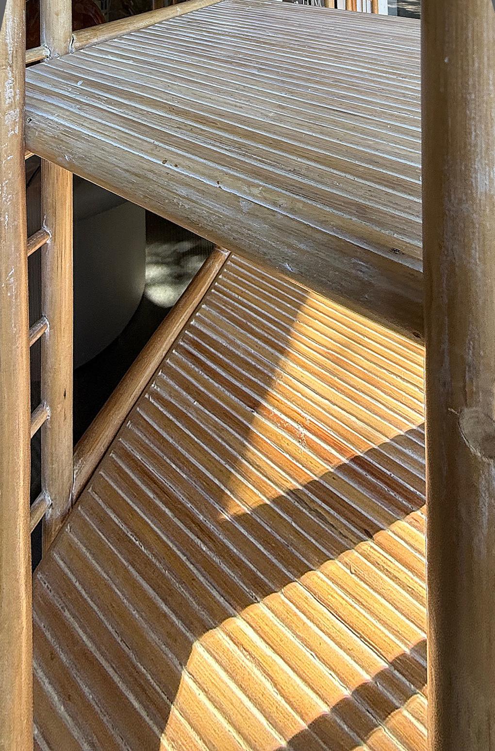 Große gewölbte Vintage-Rattan-Etagere für die Küste, Regale und Aufbewahrung im Angebot 2