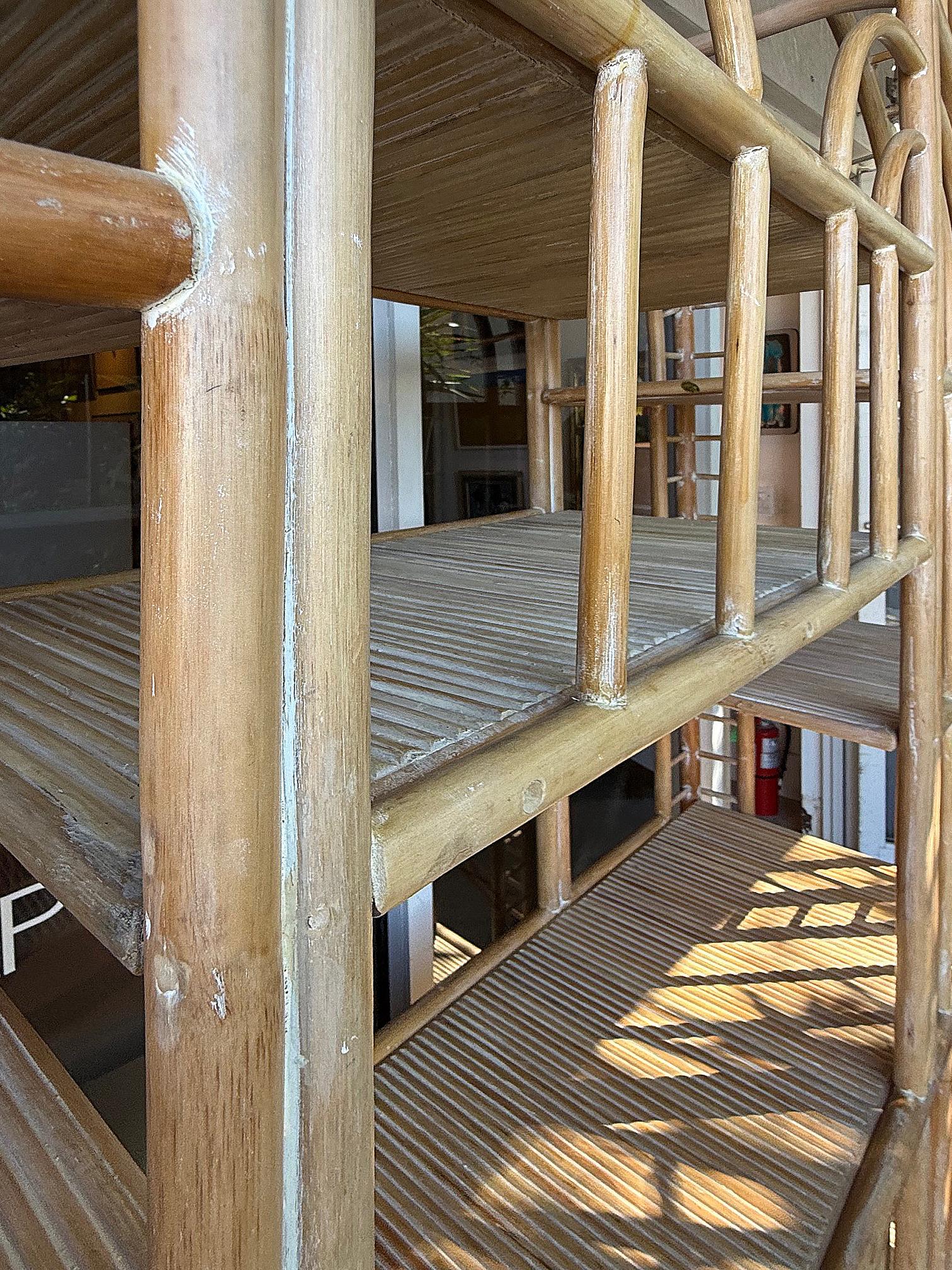 Große gewölbte Vintage-Rattan-Etagere für die Küste, Regale und Aufbewahrung im Angebot 3