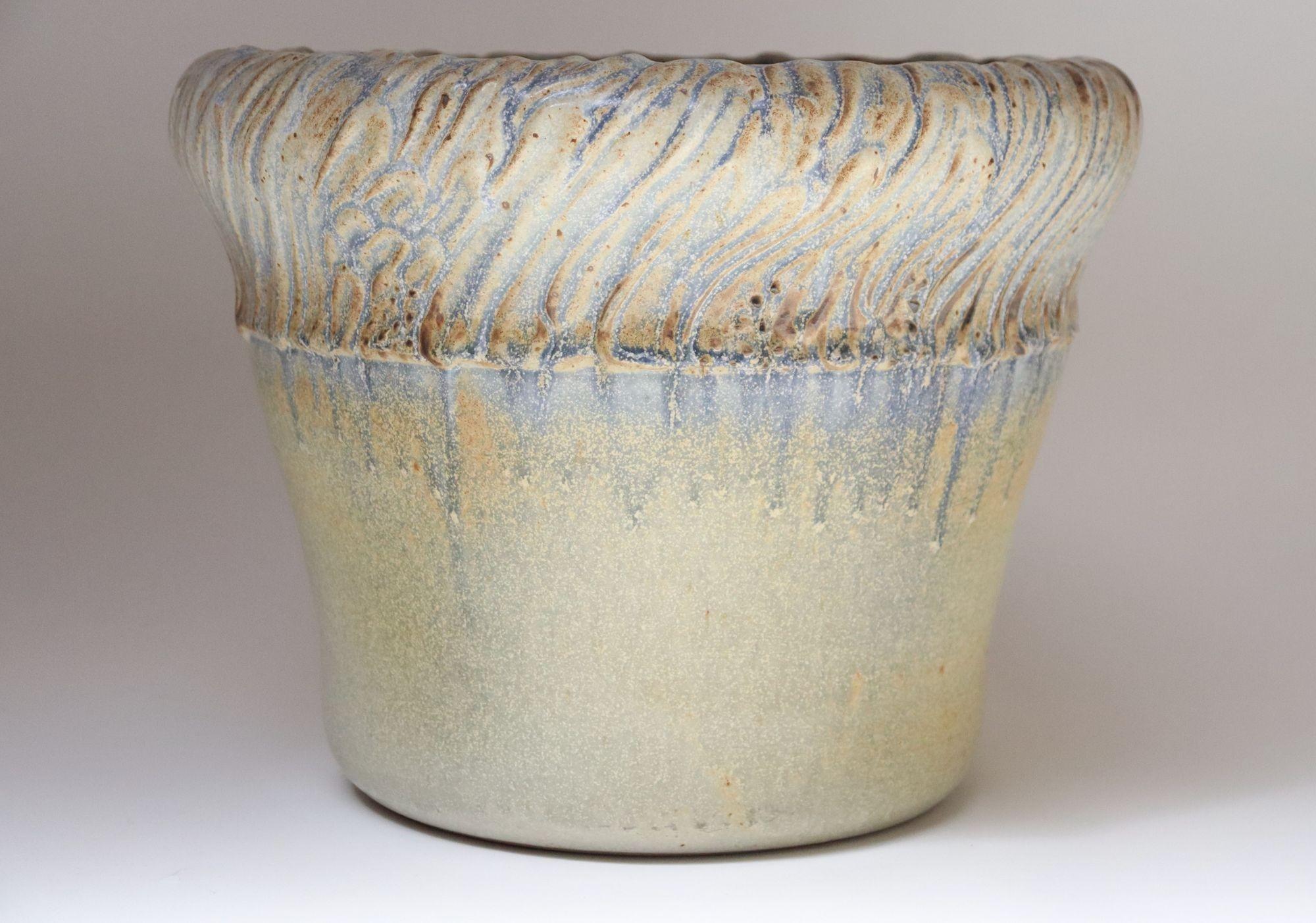 Großes Pflanzgefäß aus Studio-Keramik der Keramikerin Deanna Nichols (geb. 1942-2017, Missouri).
Mit einem BFA vom Kansas City Art Institute (1965) und einem MFA von der Claremont Graduate University in Kalifornien (1967) erhielt Nichols eine