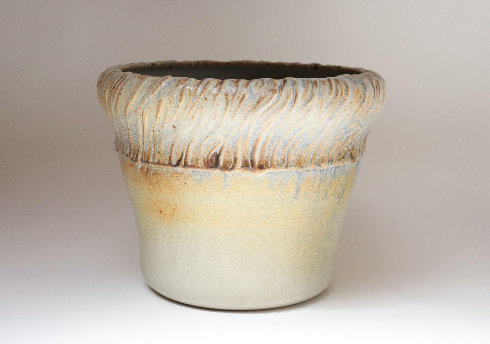 Große architektonische Vintage Keramik Oceanic Pflanzgefäß Vase von Deanna Nichols (amerikanisch) im Angebot