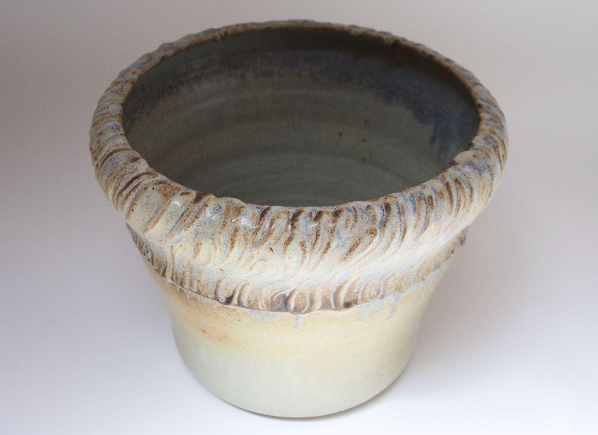 Große architektonische Vintage Keramik Oceanic Pflanzgefäß Vase von Deanna Nichols im Zustand „Gut“ im Angebot in Brooklyn, NY