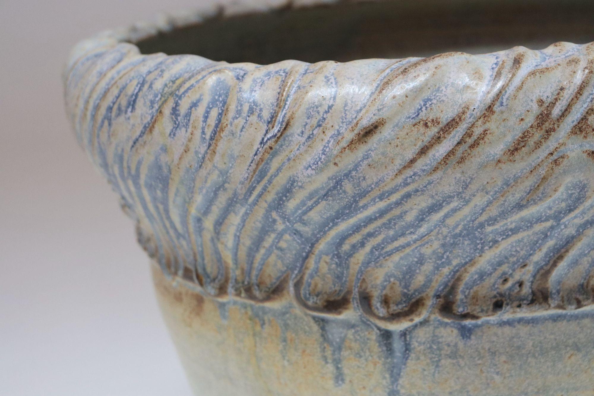 Gran jarrón de cerámica incisa arquitectónica vintage de Deanna Nichols en venta 3