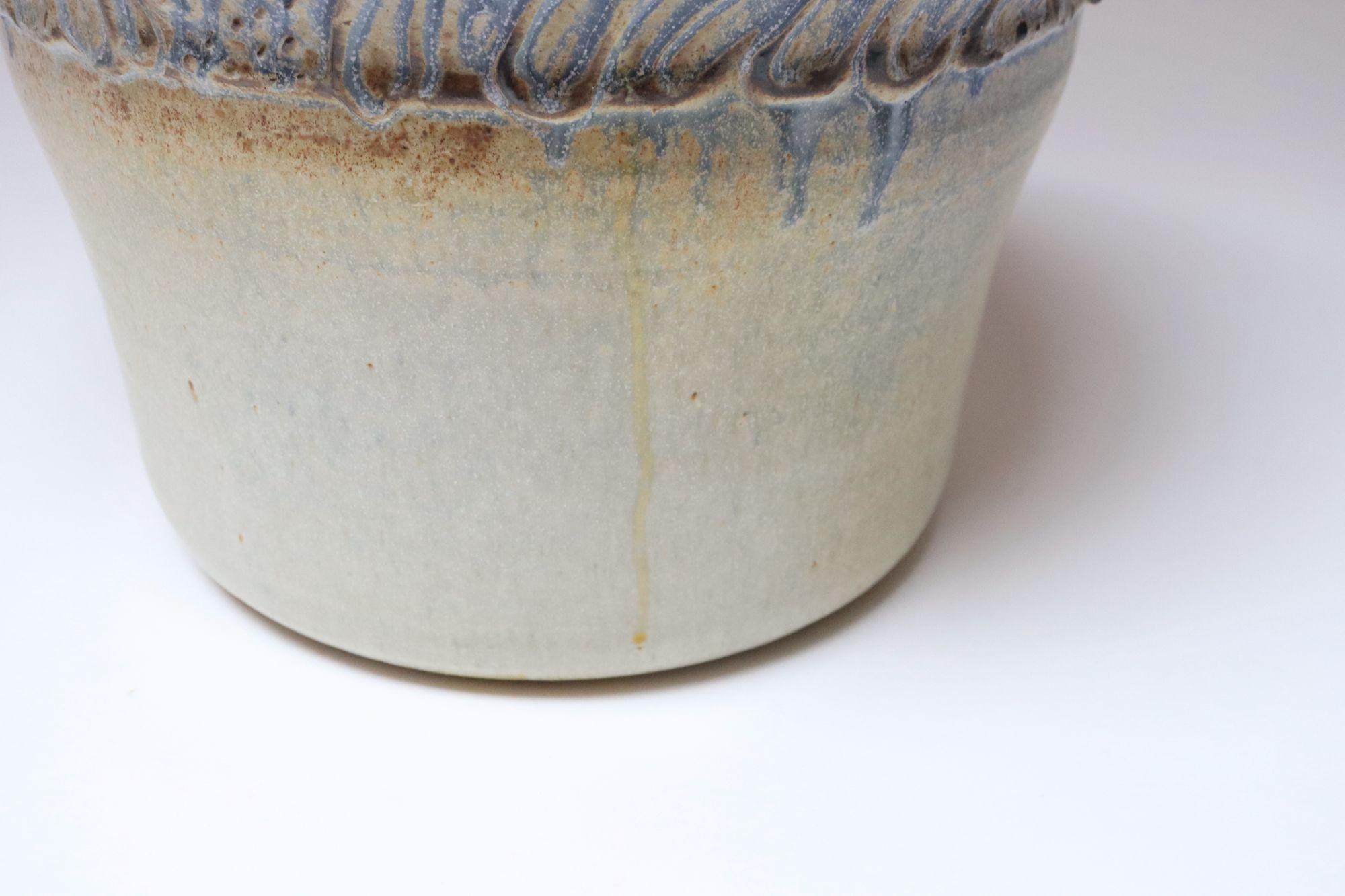 Gran jarrón de cerámica incisa arquitectónica vintage de Deanna Nichols en venta 4