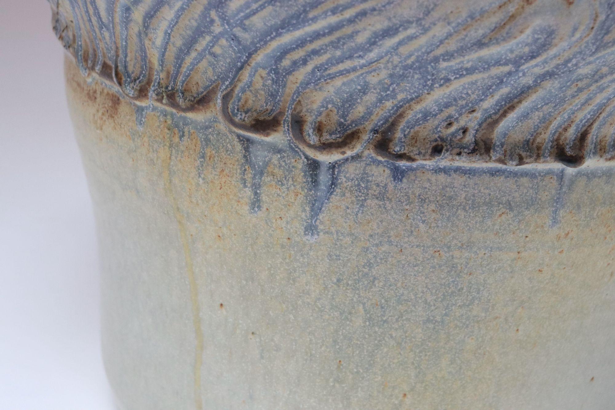 Gran jarrón de cerámica incisa arquitectónica vintage de Deanna Nichols en venta 5