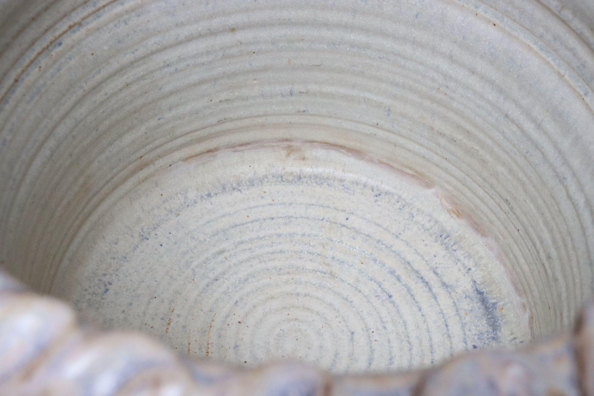 Gran jarrón de cerámica incisa arquitectónica vintage de Deanna Nichols en venta 9