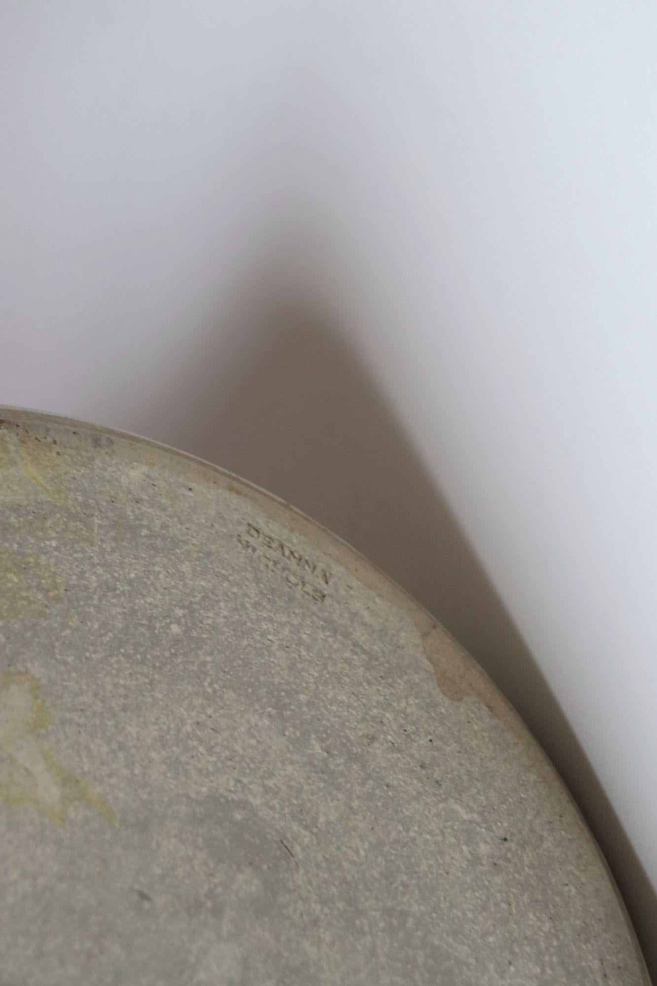 Gran jarrón de cerámica incisa arquitectónica vintage de Deanna Nichols en venta 10