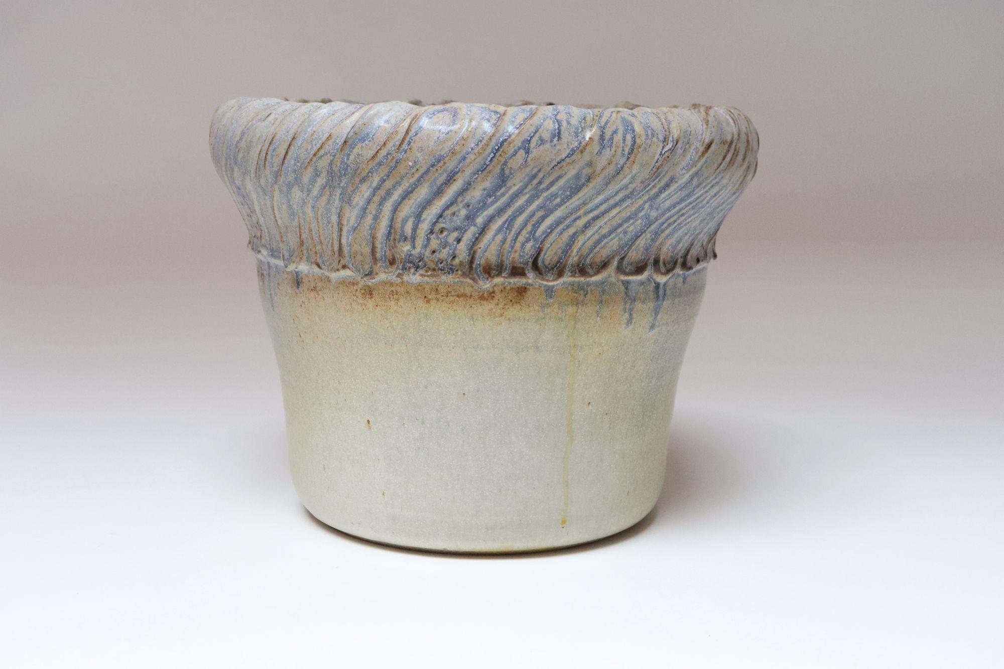 Gran jarrón de cerámica incisa arquitectónica vintage de Deanna Nichols Estadounidense en venta