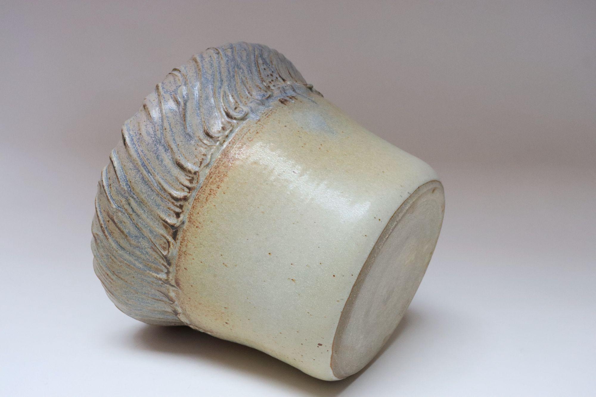 Gran jarrón de cerámica incisa arquitectónica vintage de Deanna Nichols en Bueno estado para la venta en Brooklyn, NY