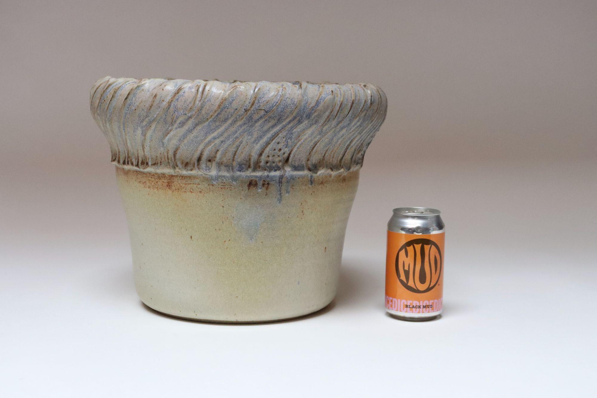 Gran jarrón de cerámica incisa arquitectónica vintage de Deanna Nichols Cerámico en venta