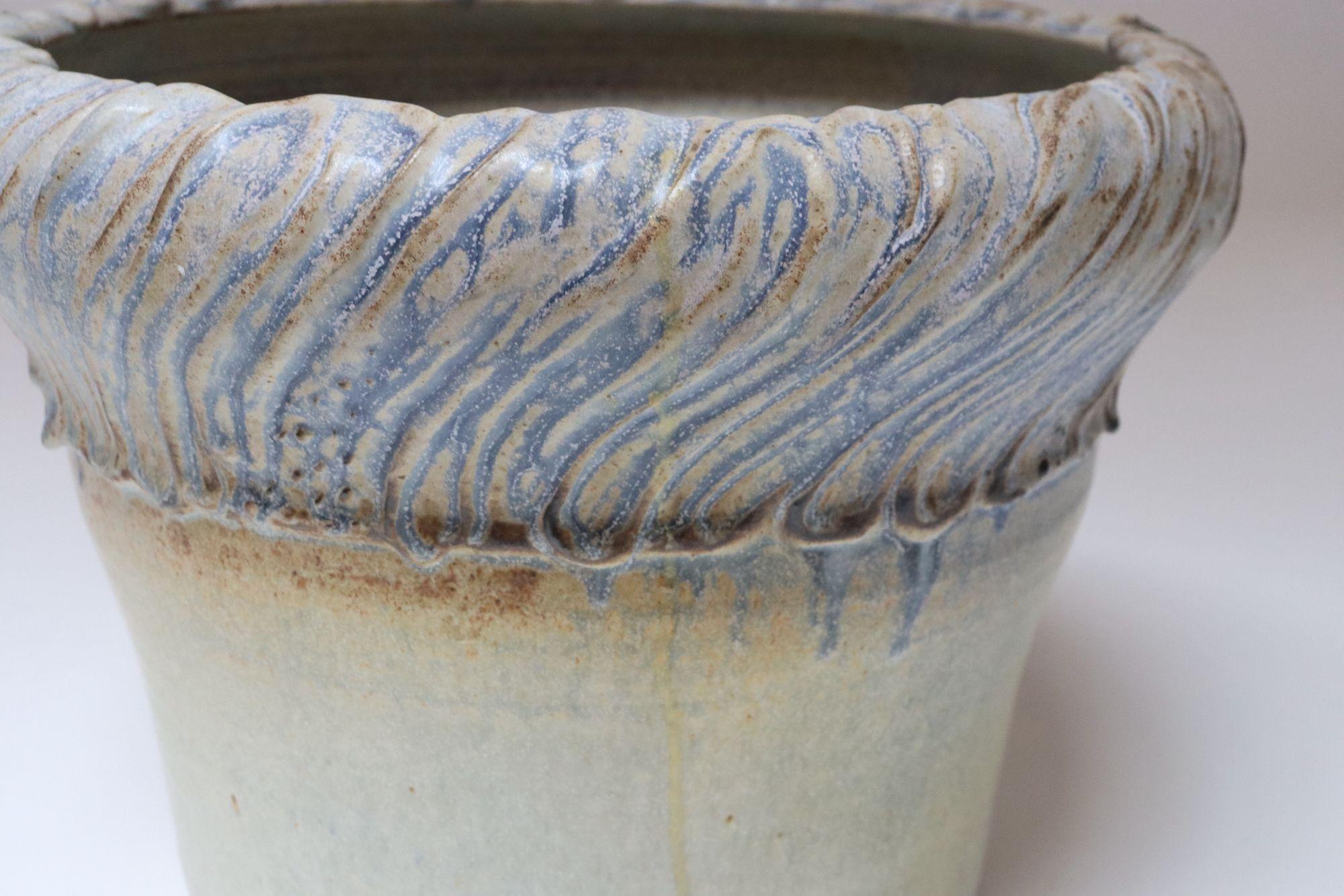 Gran jarrón de cerámica incisa arquitectónica vintage de Deanna Nichols en venta 1