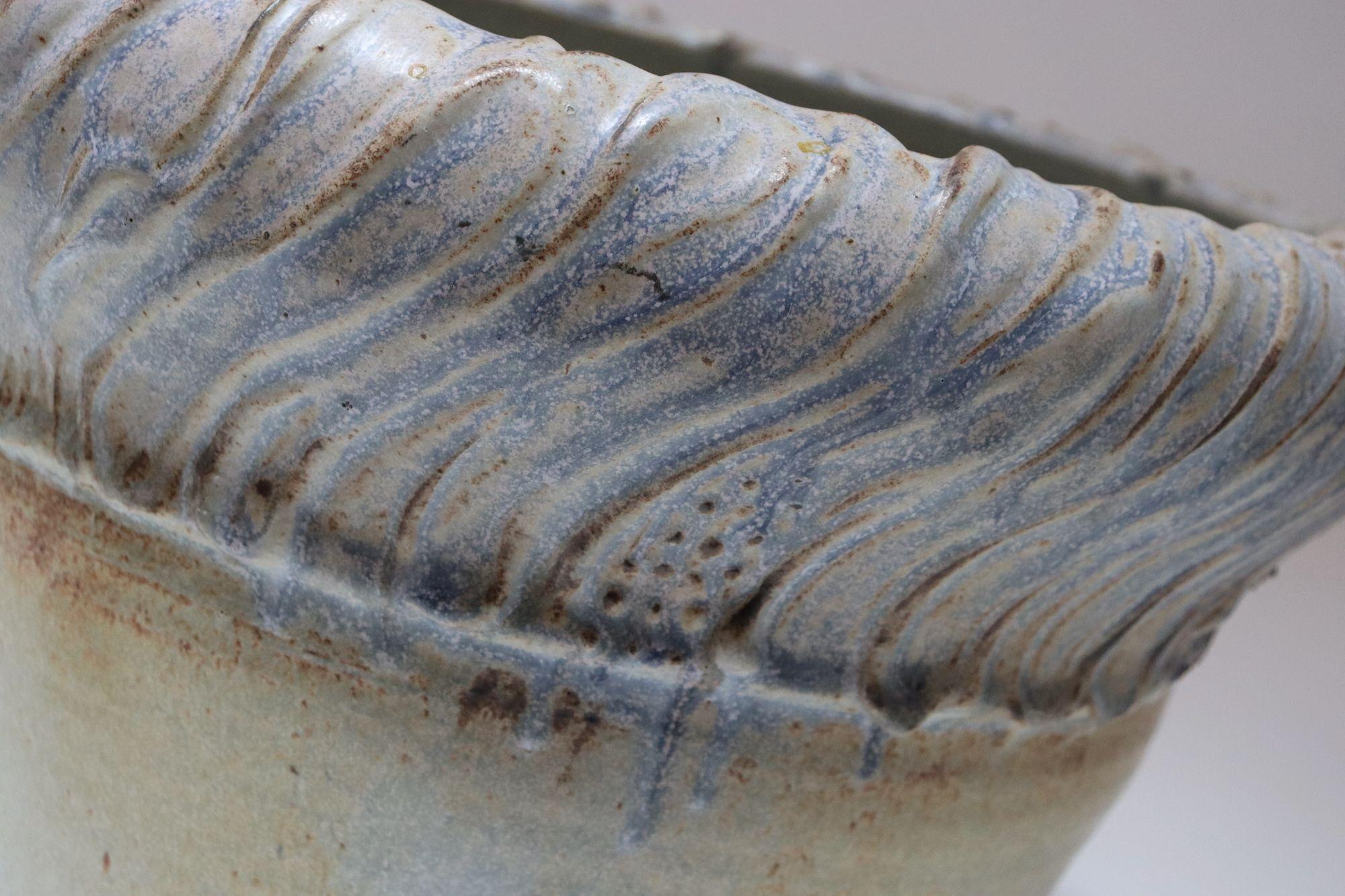 Gran jarrón de cerámica incisa arquitectónica vintage de Deanna Nichols en venta 2