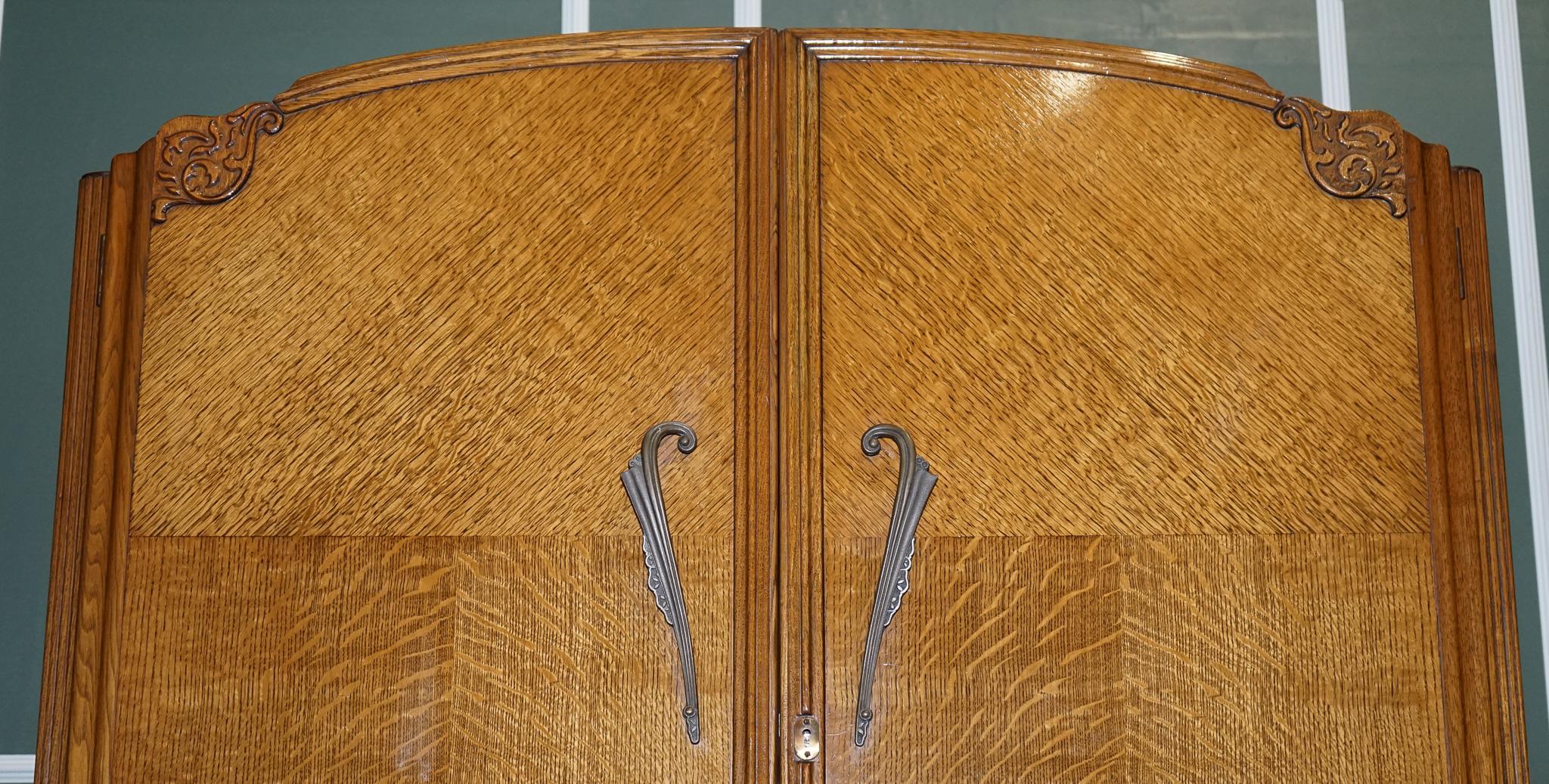 Britannique Grande armoire Art Déco vintage en chêne à deux portes en vente
