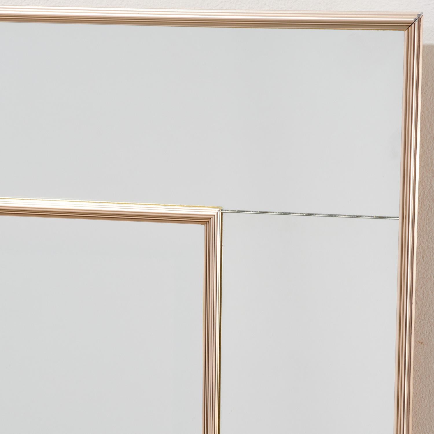 Miroir américain vintage de La Byarge. Le miroir présente un design sophistiqué et minimaliste, caractéristique du modernisme du milieu du XXe siècle avec une influence Art déco. Le cadre est élégant et présente des panneaux en miroir au design