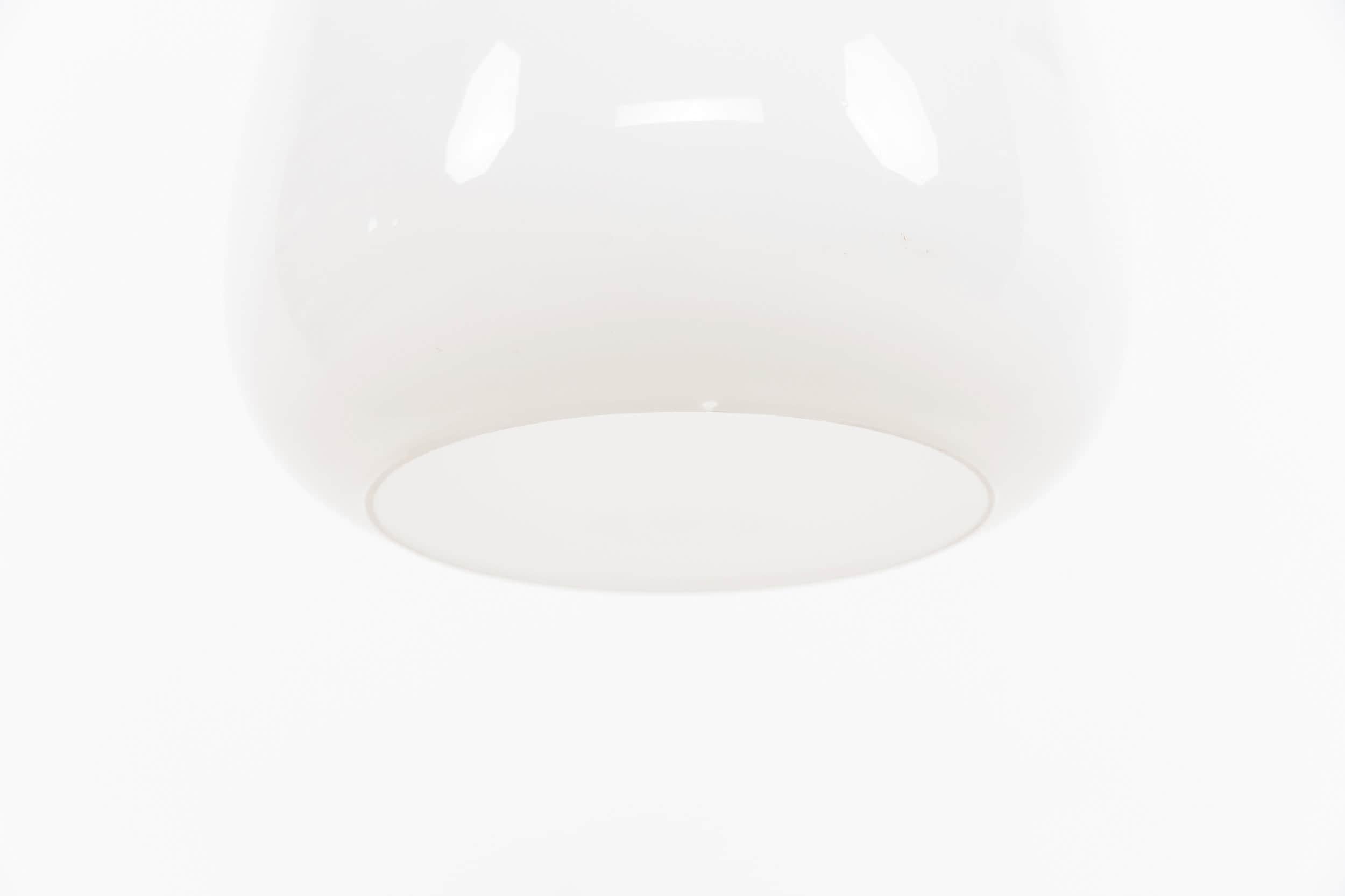 

Preciosa lámpara colgante de cristal opalino en forma de tulipán. c.1930

Pantalla de cristal opaco de fondo abierto, soplado y enrollado a mano, con galería de casquetes de monje de acero.

Recableado con flexo trenzado negro.
