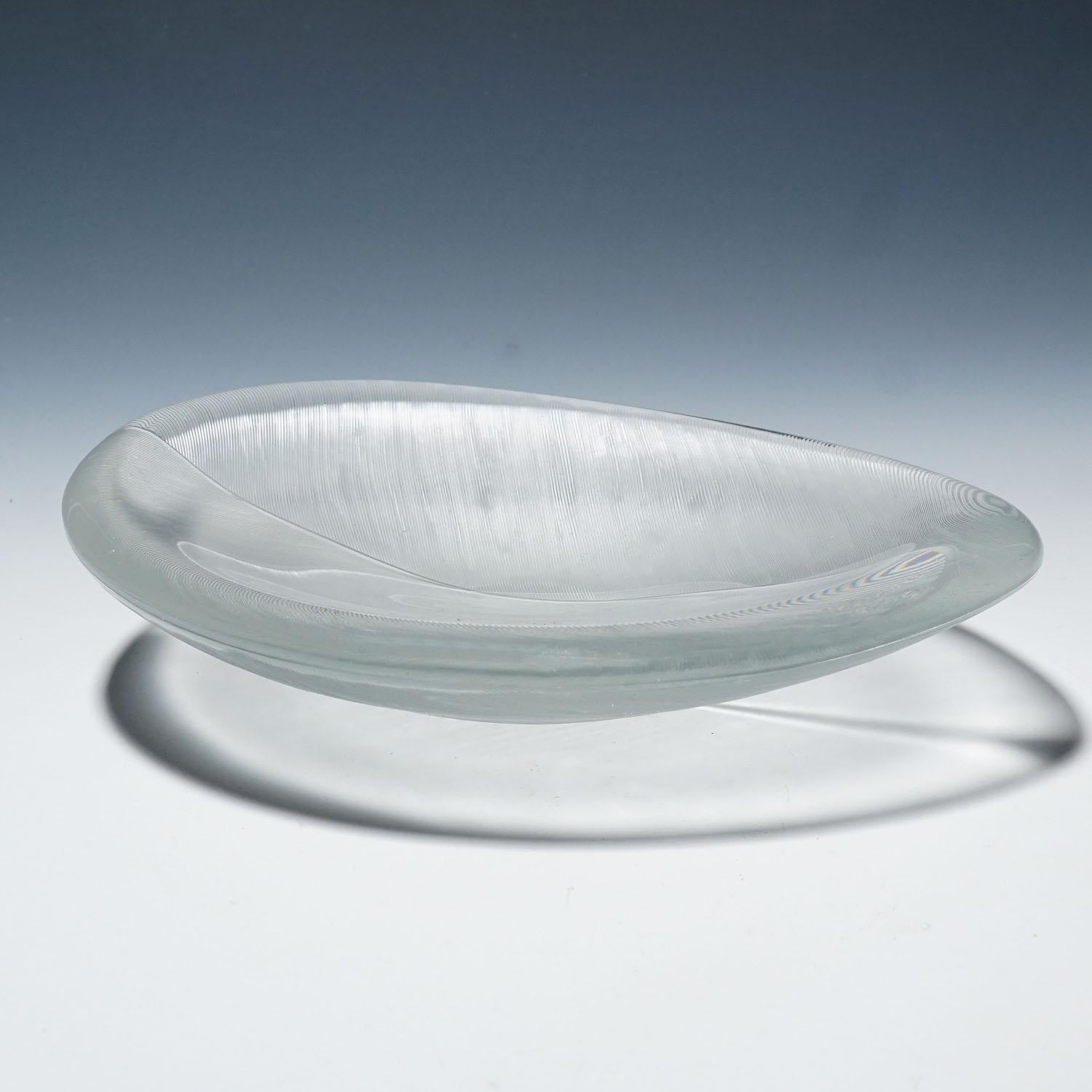 Grand bol en verre d'art Vintage par Tapio Wirkkala pour Iittala 1950s 

Un grand bol en verre d'art, conçu par Tapio Wirkkala pour Iittala Glassworks dans les années 1950. Verre cristallin soufflé à la bouche, décoré d'une coupe au peigne.