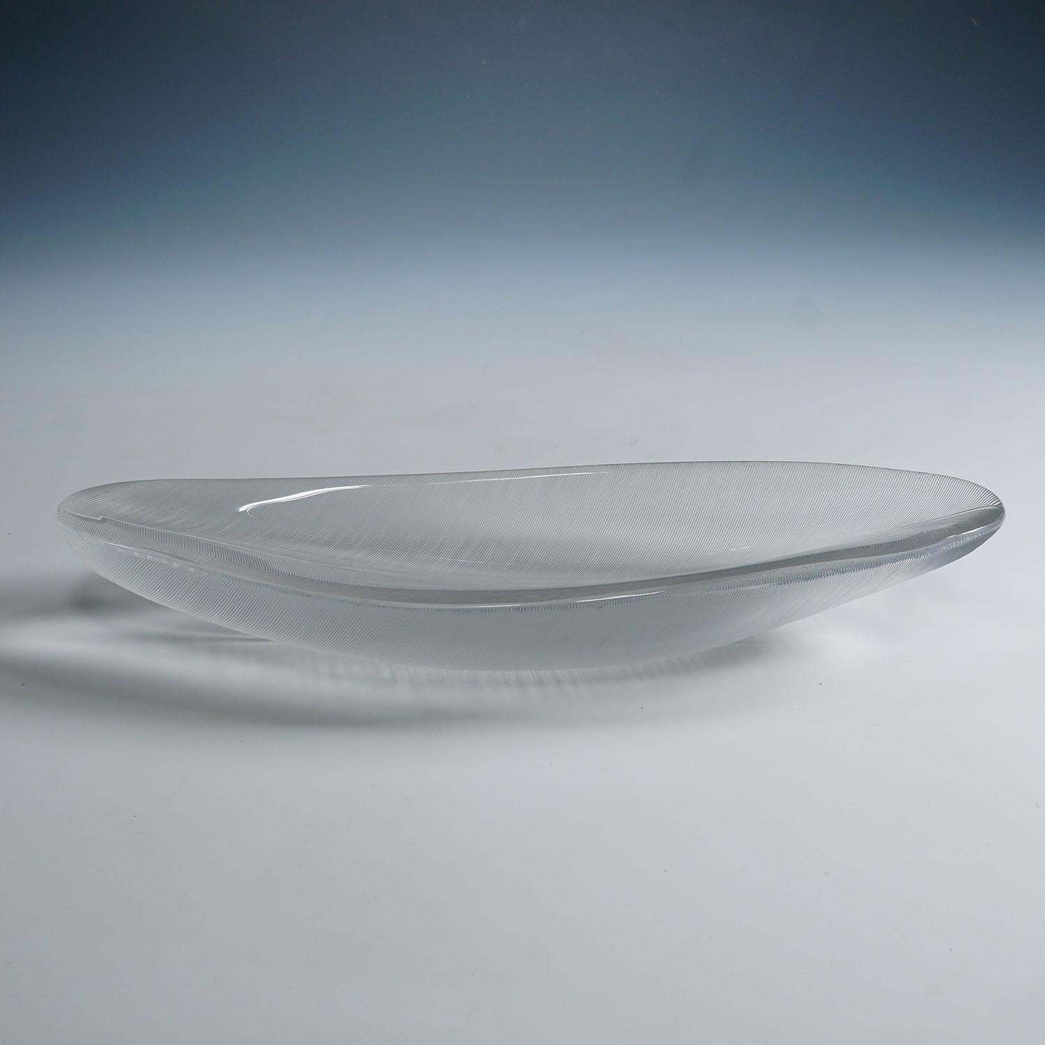 Grand bol en verre d'art Vintage 'Sulka' par Tapio Wirkkala pour Iittala 1950s

Un grand bol en verre d'art vintage 'Sulka' (plume) conçu par Tapio Wirkkala pour Iittala Glassworks dans les années 1950. Verre cristallin soufflé au moule et décoré