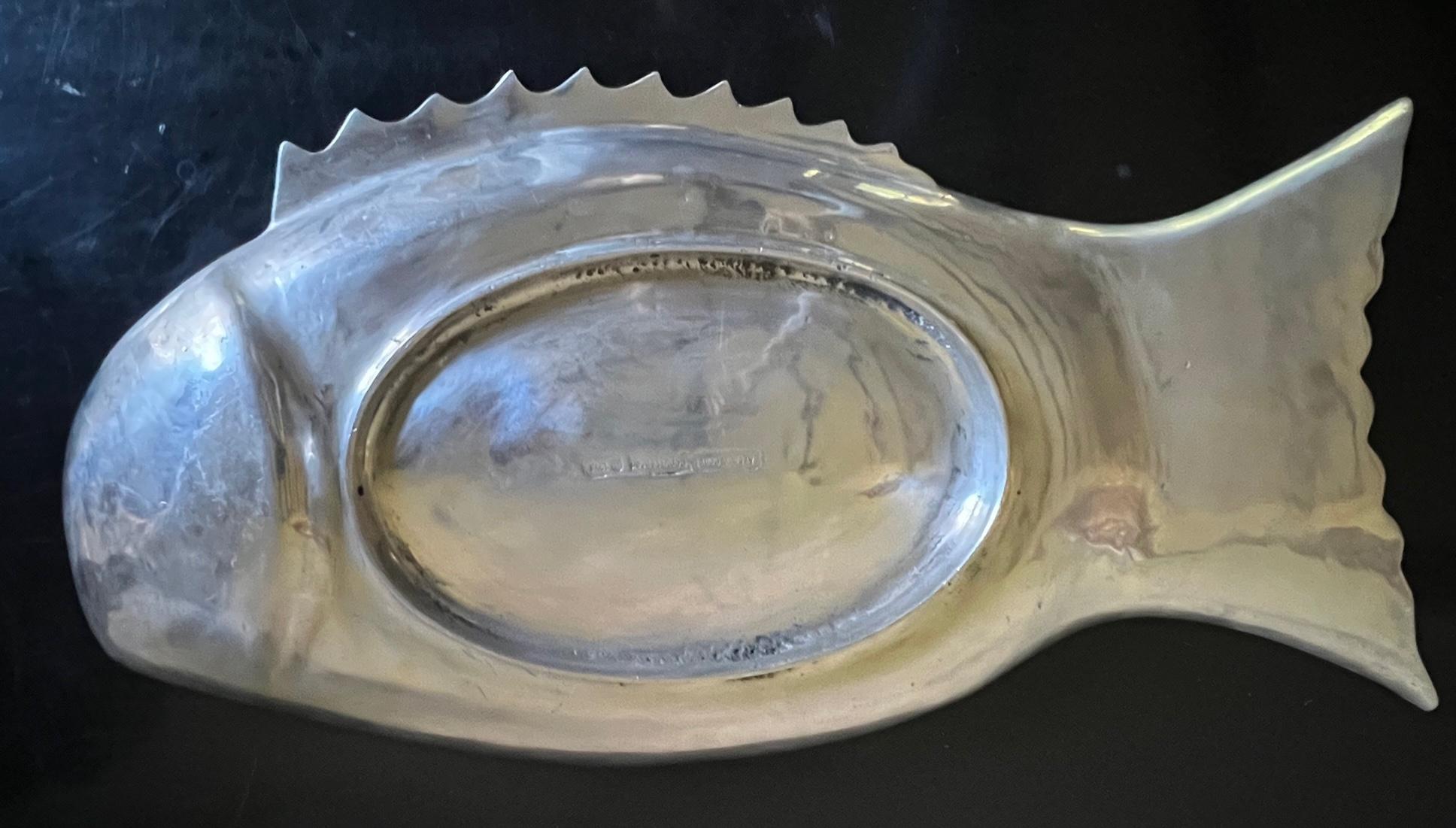 Large Vintage Arthur Court Aluminum Fish Platter with Black Stone Eye For Sale 5