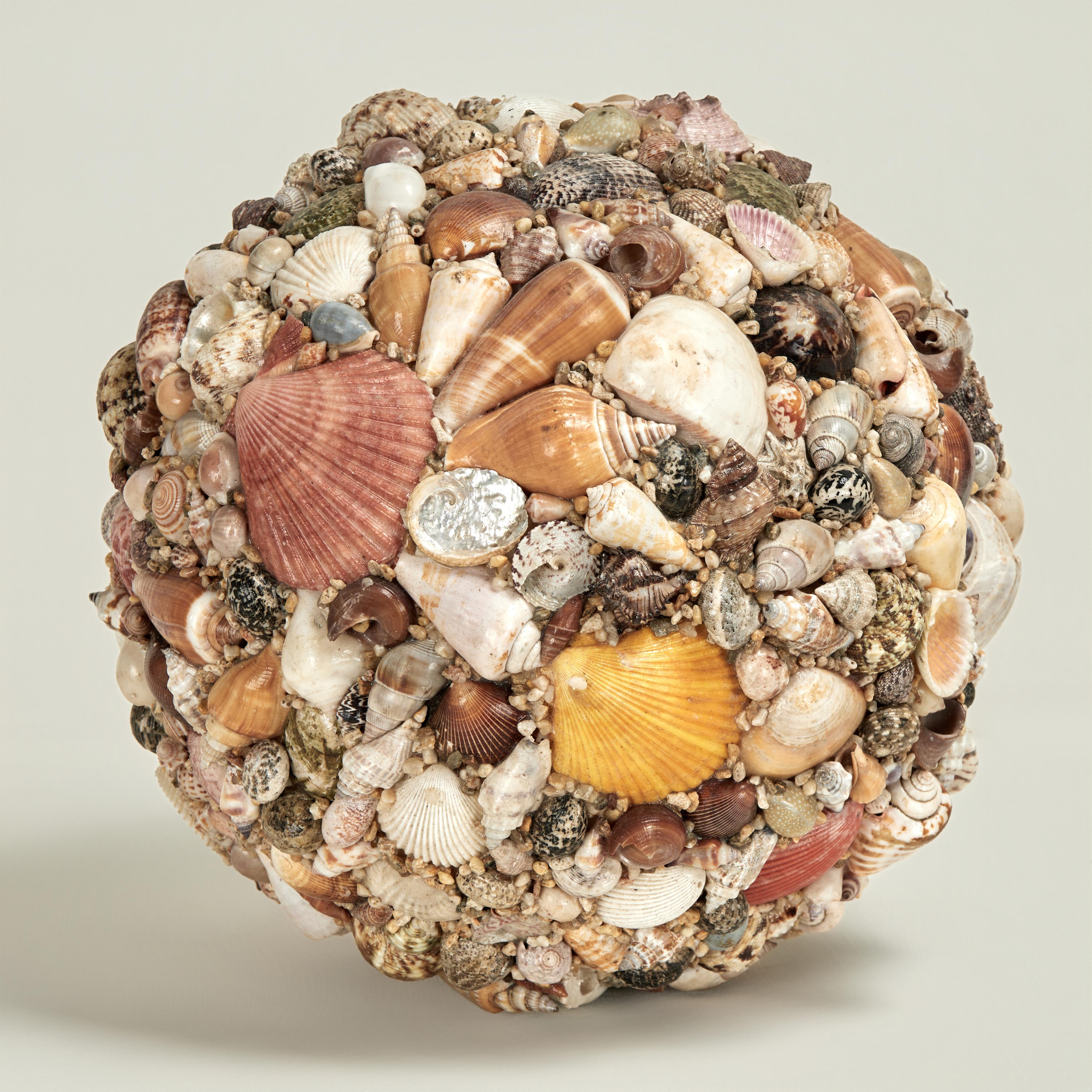 Large Vintage Artisan Crafted Seashell Encrusted Sphere in vendita 2