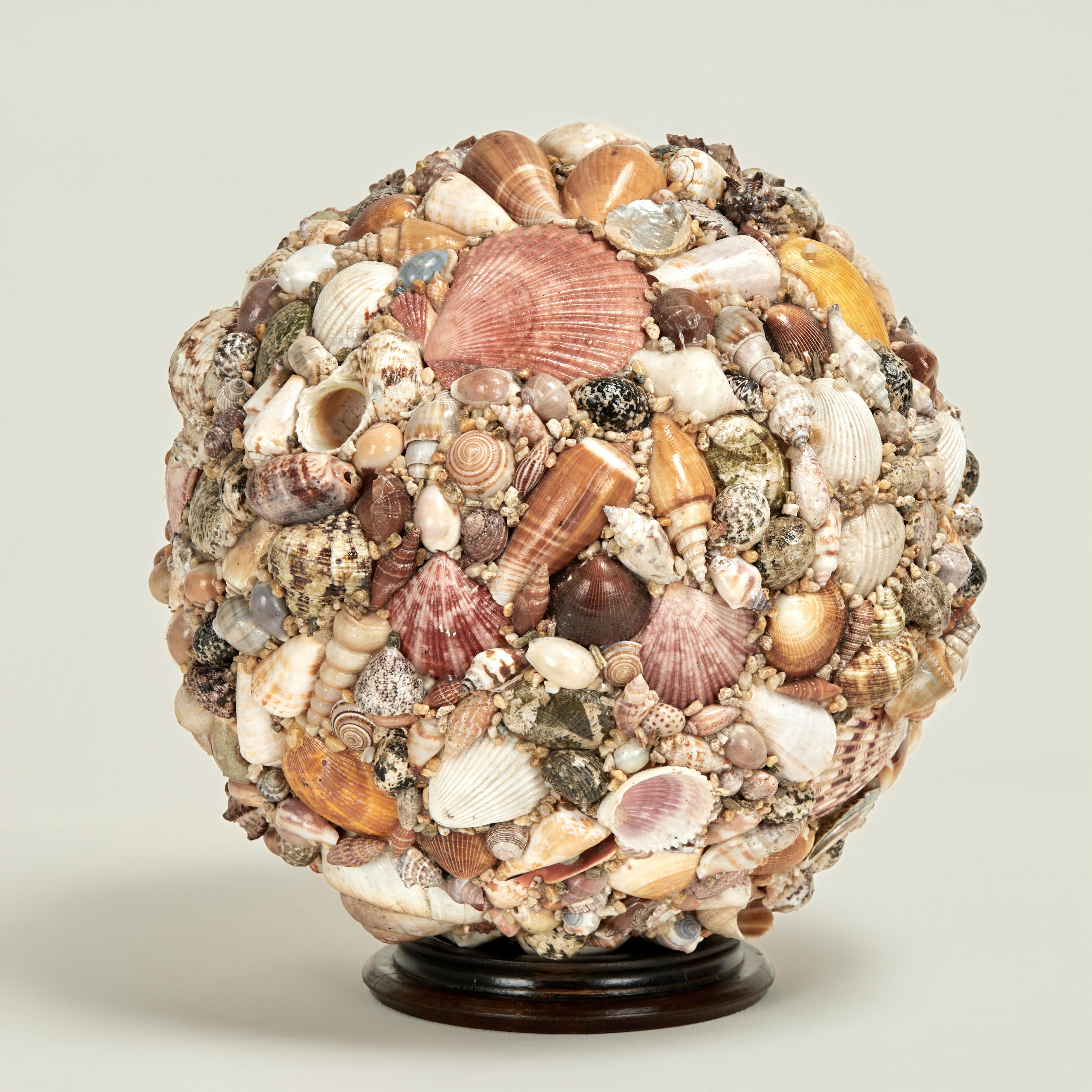 Large Vintage Artisan Crafted Seashell Encrusted Sphere In condizioni buone in vendita a Palm Beach, FL