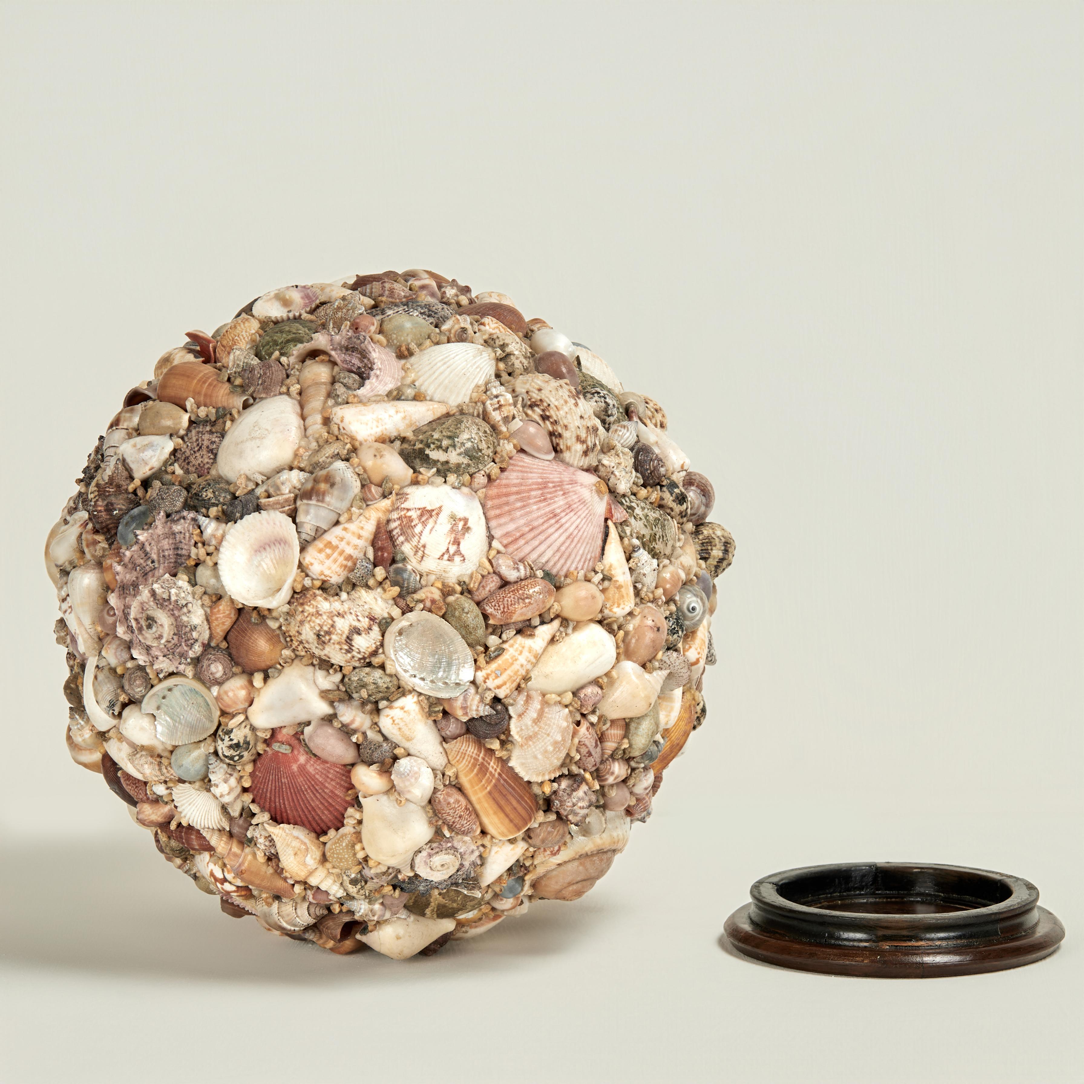 Large Vintage Artisan Crafted Seashell Encrusted Sphere in vendita 1