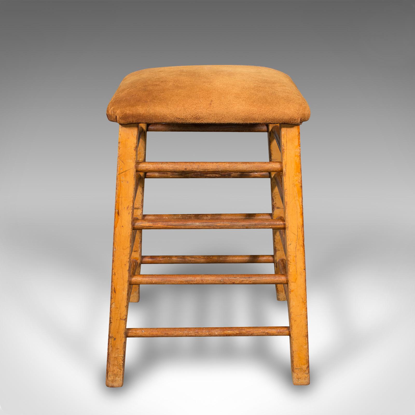 This is a large vintage artist's stool. An English, pitch pine and suede leather gym or lab seat, dating to the mid 20th century, circa 1960.

Generously sized, ideal for longer art sessions
Displays a desirable aged patina throughout
Pitch pine