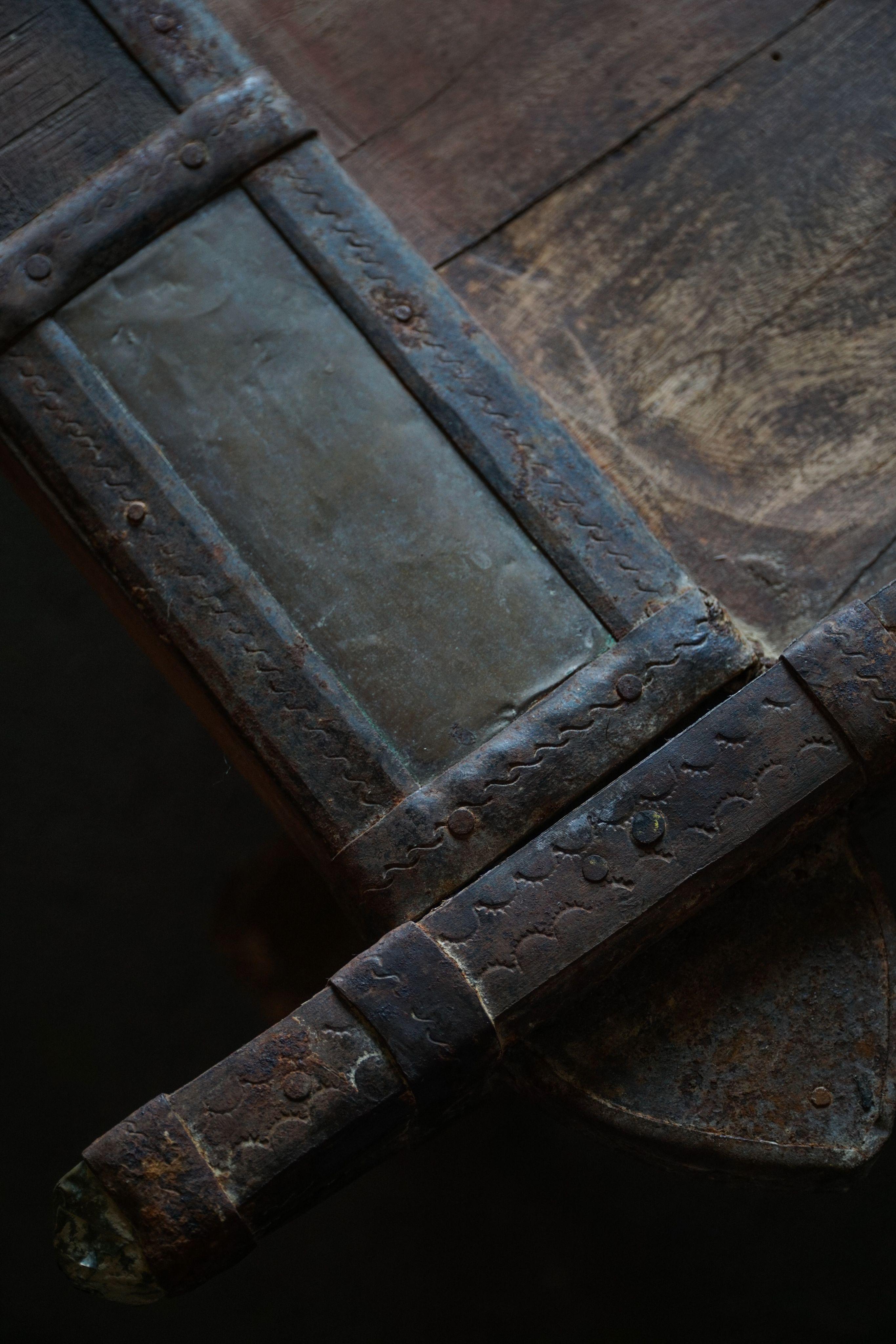 Grande tavolino asiatico vintage in teak invecchiato, inizio XX secolo in vendita 7