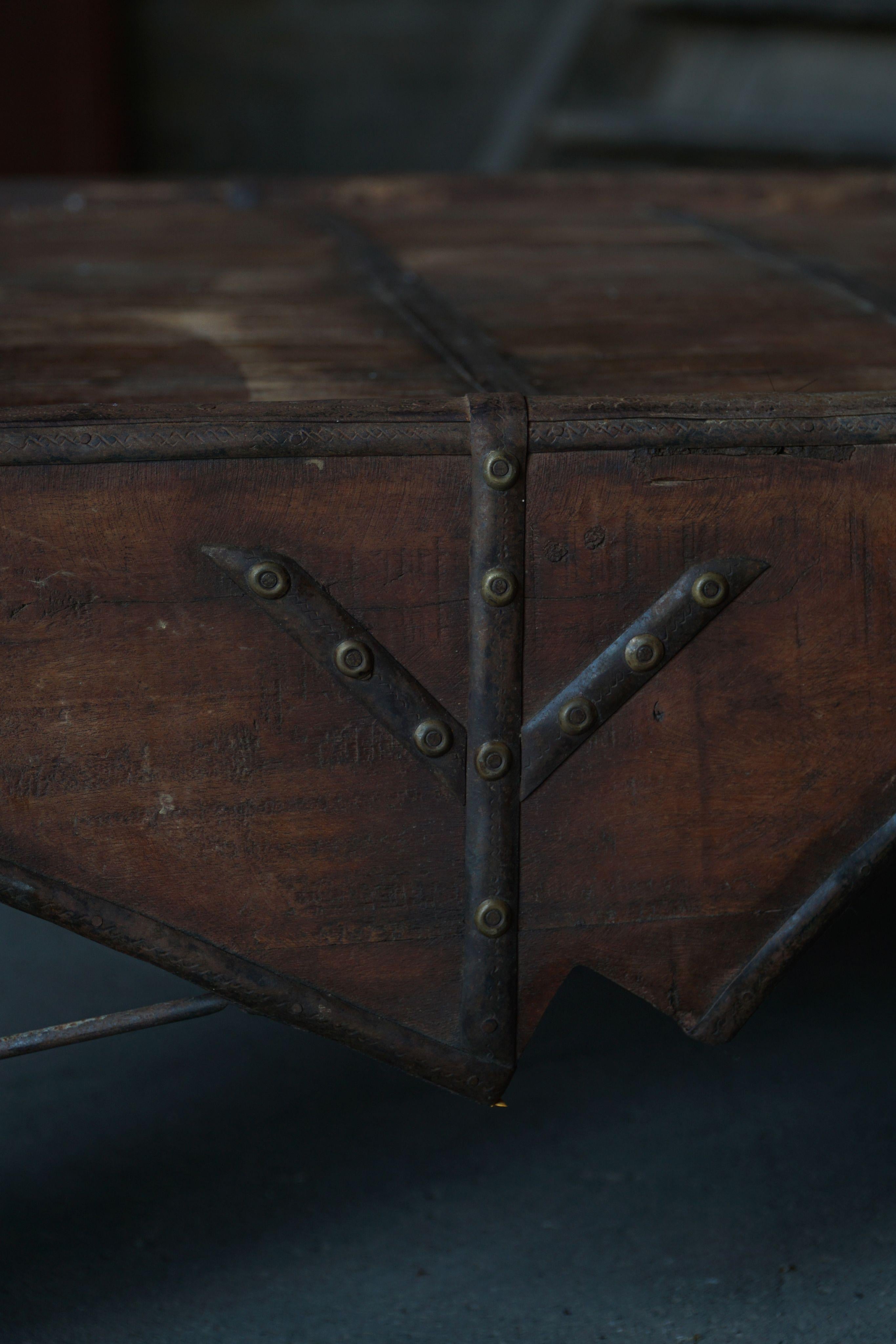 Grande tavolino asiatico vintage in teak invecchiato, inizio XX secolo in vendita 8