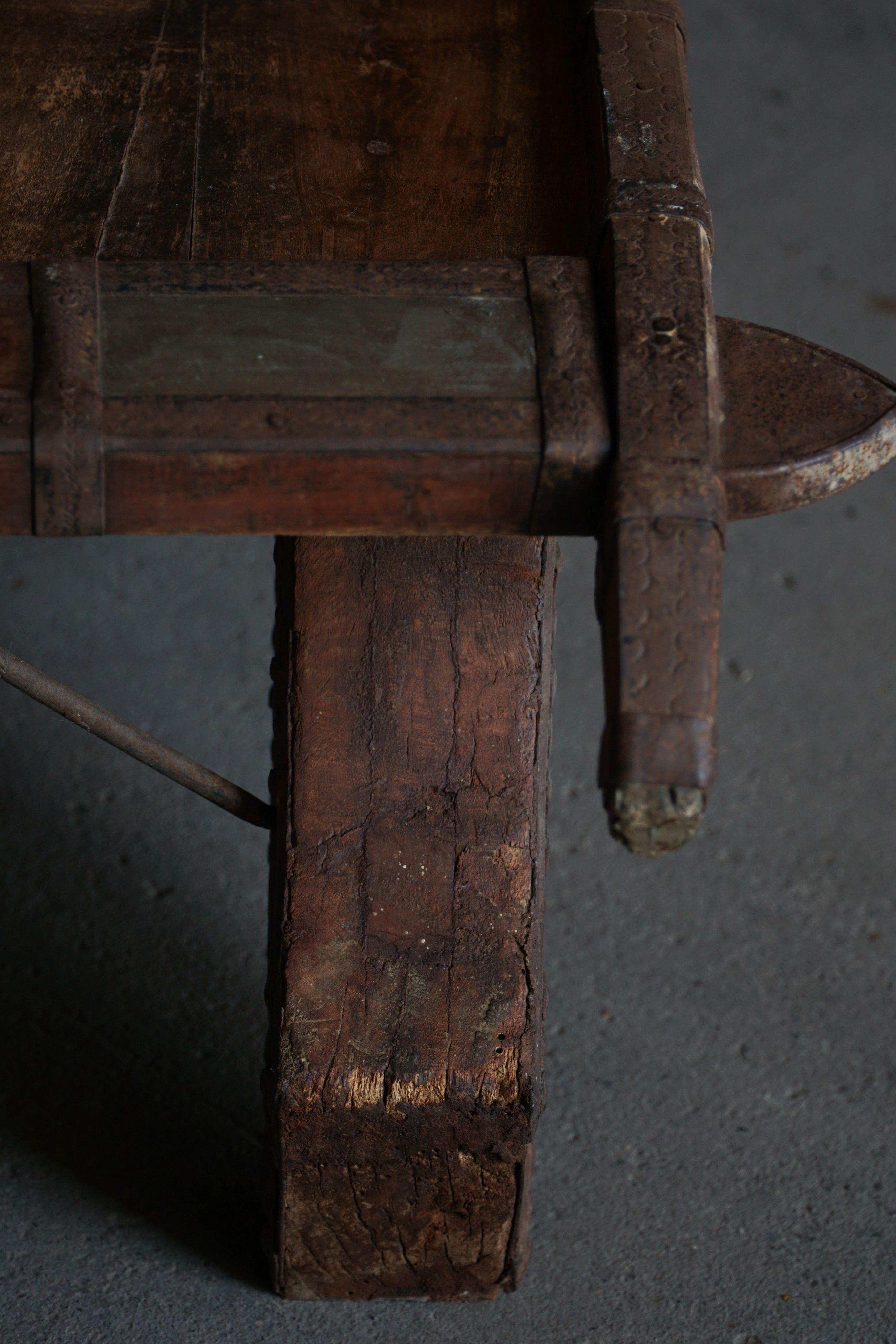 Grande tavolino asiatico vintage in teak invecchiato, inizio XX secolo in vendita 10