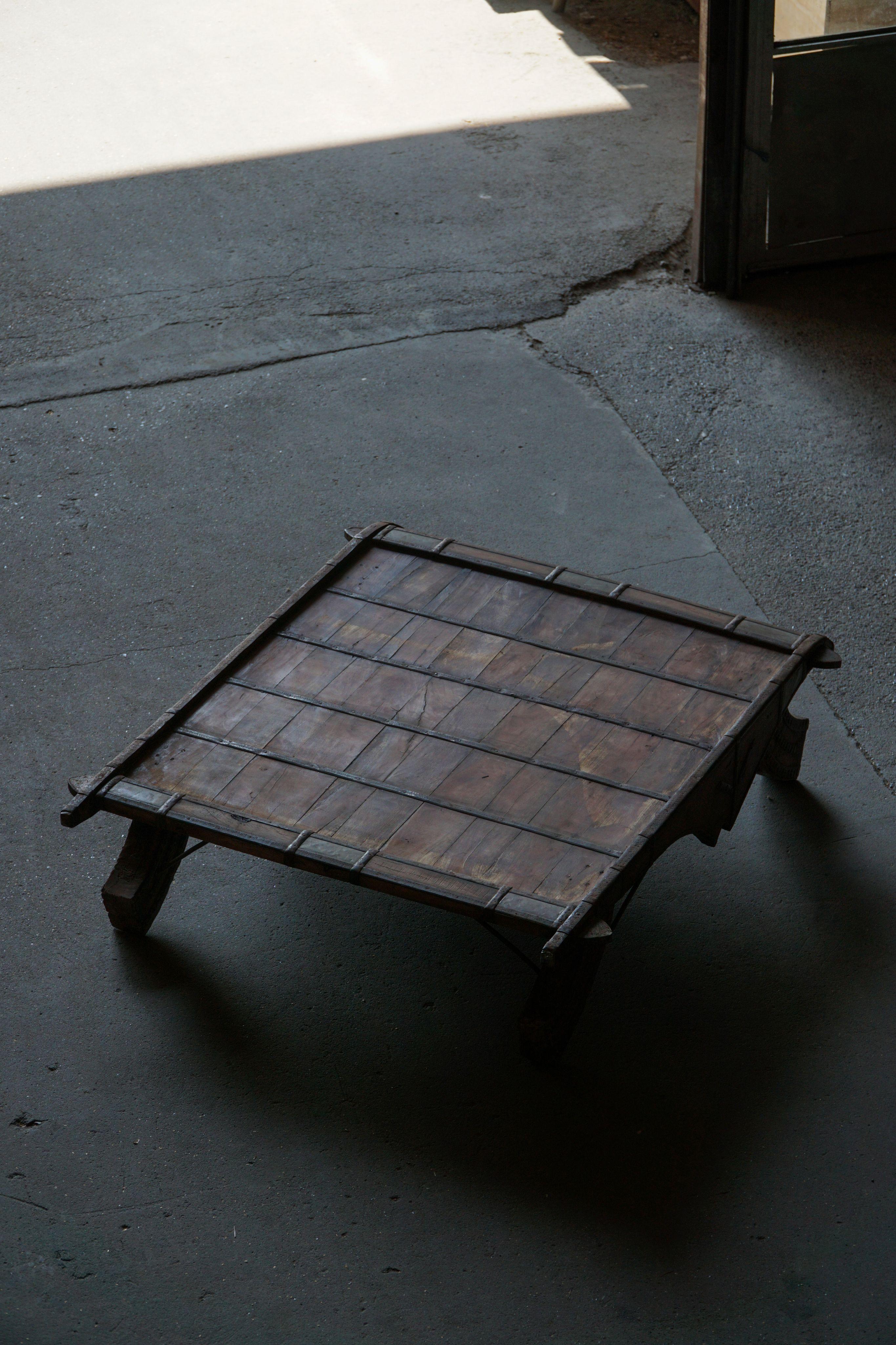 Grande tavolino asiatico vintage in teak invecchiato, inizio XX secolo in vendita 11