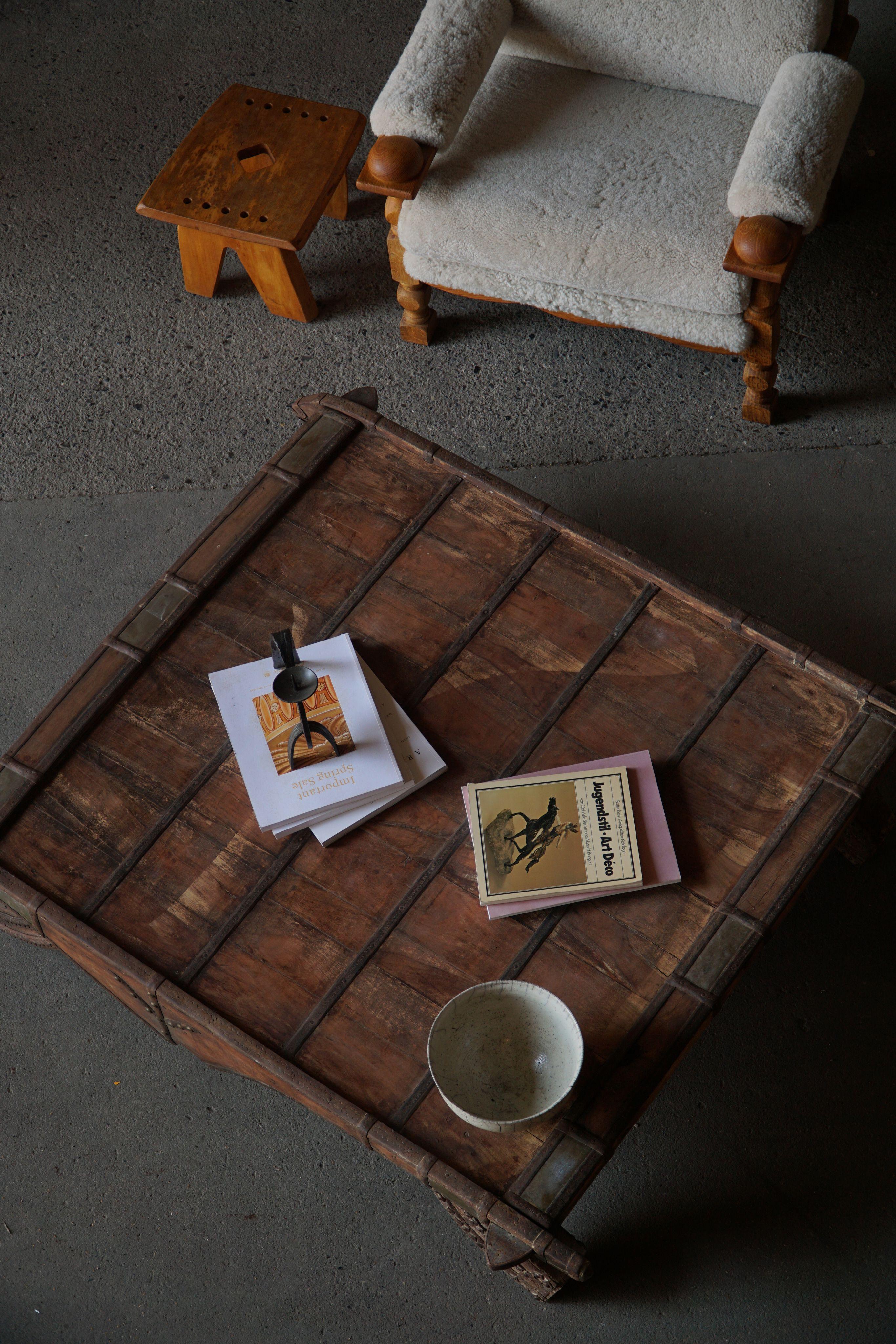 Asiatico Grande tavolino asiatico vintage in teak invecchiato, inizio XX secolo in vendita