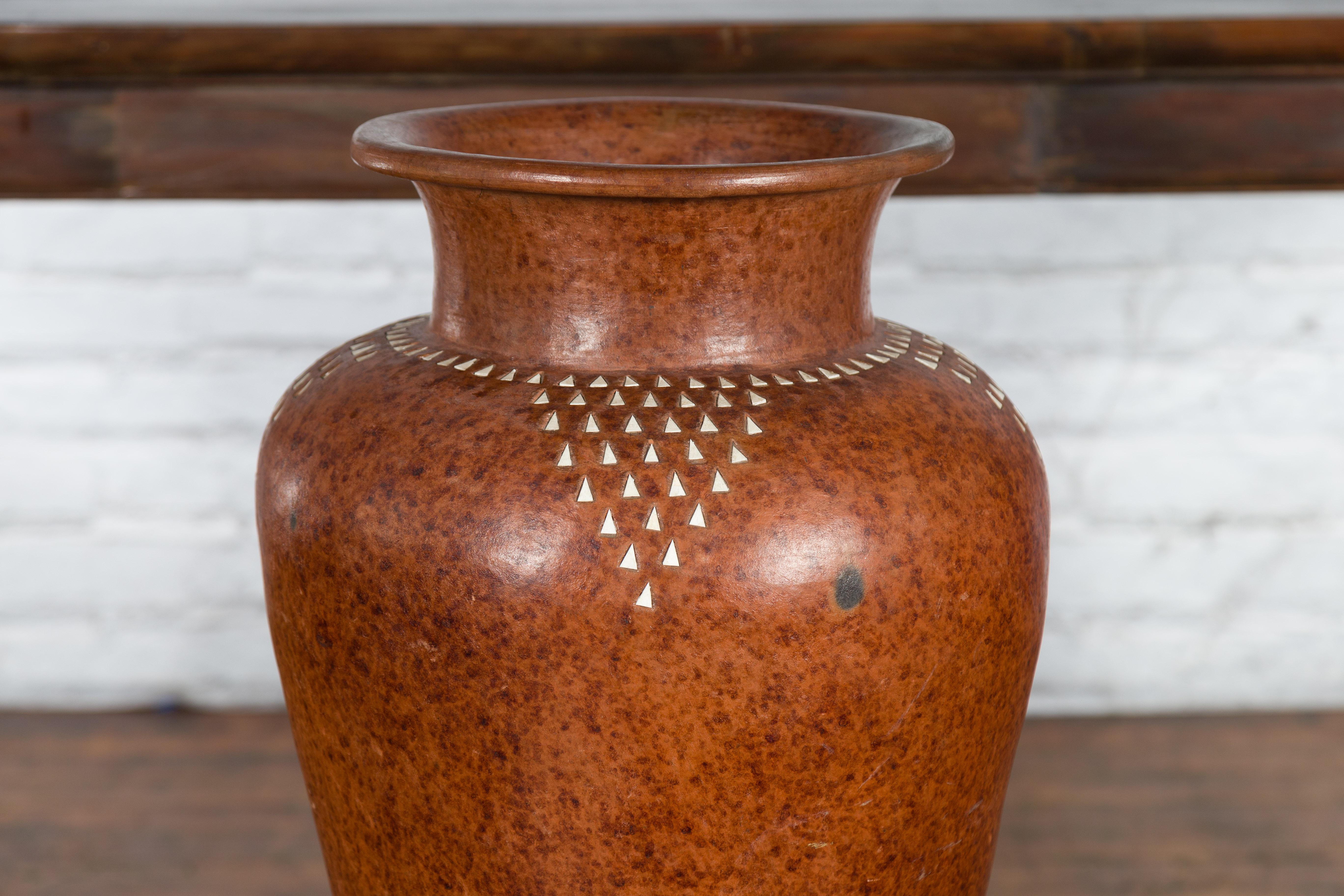 Grand vase asiatique fabriqué à la main avec des motifs triangulaires incrustés en blanc en vente 3