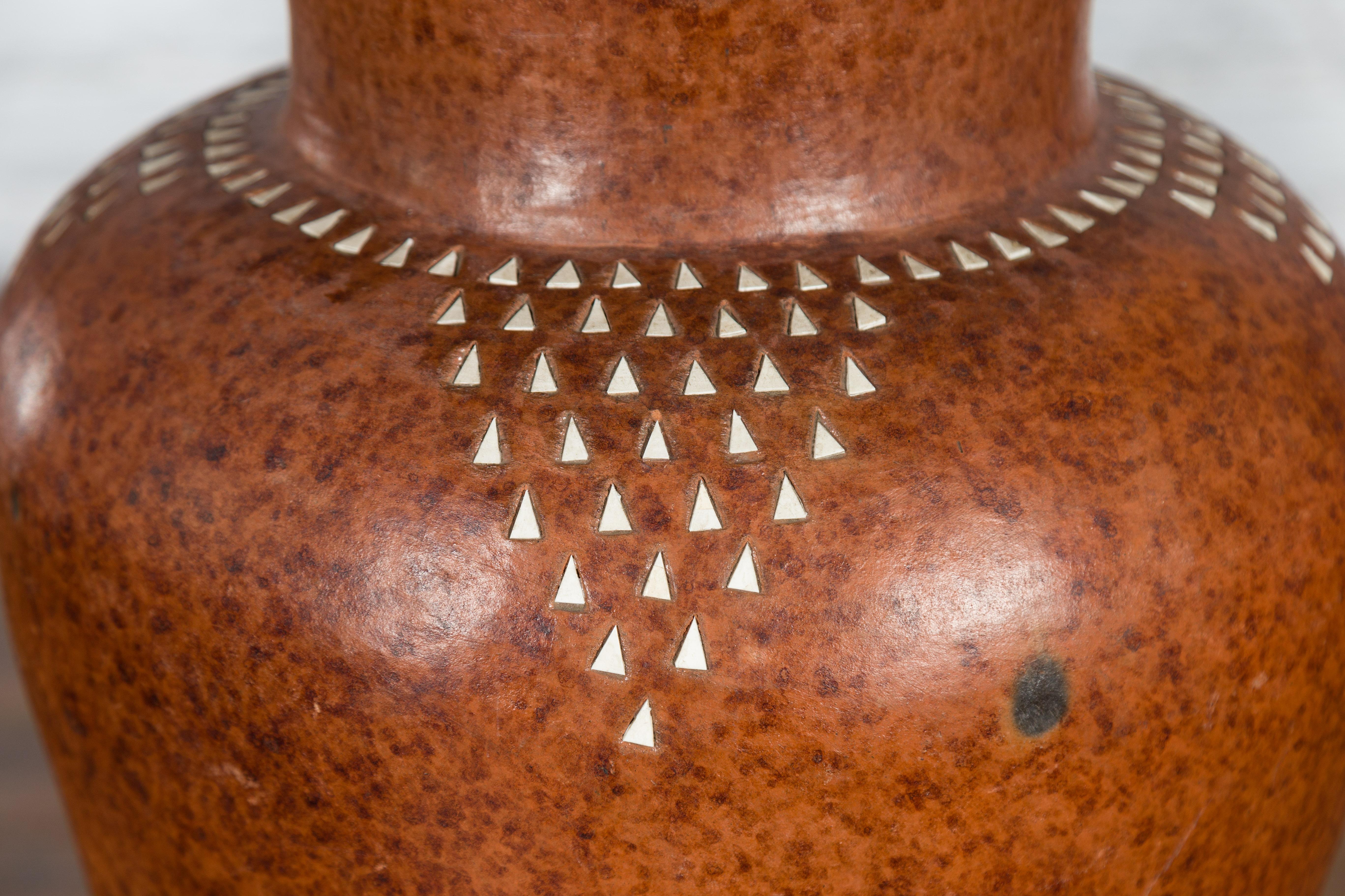Grand vase asiatique fabriqué à la main avec des motifs triangulaires incrustés en blanc en vente 5