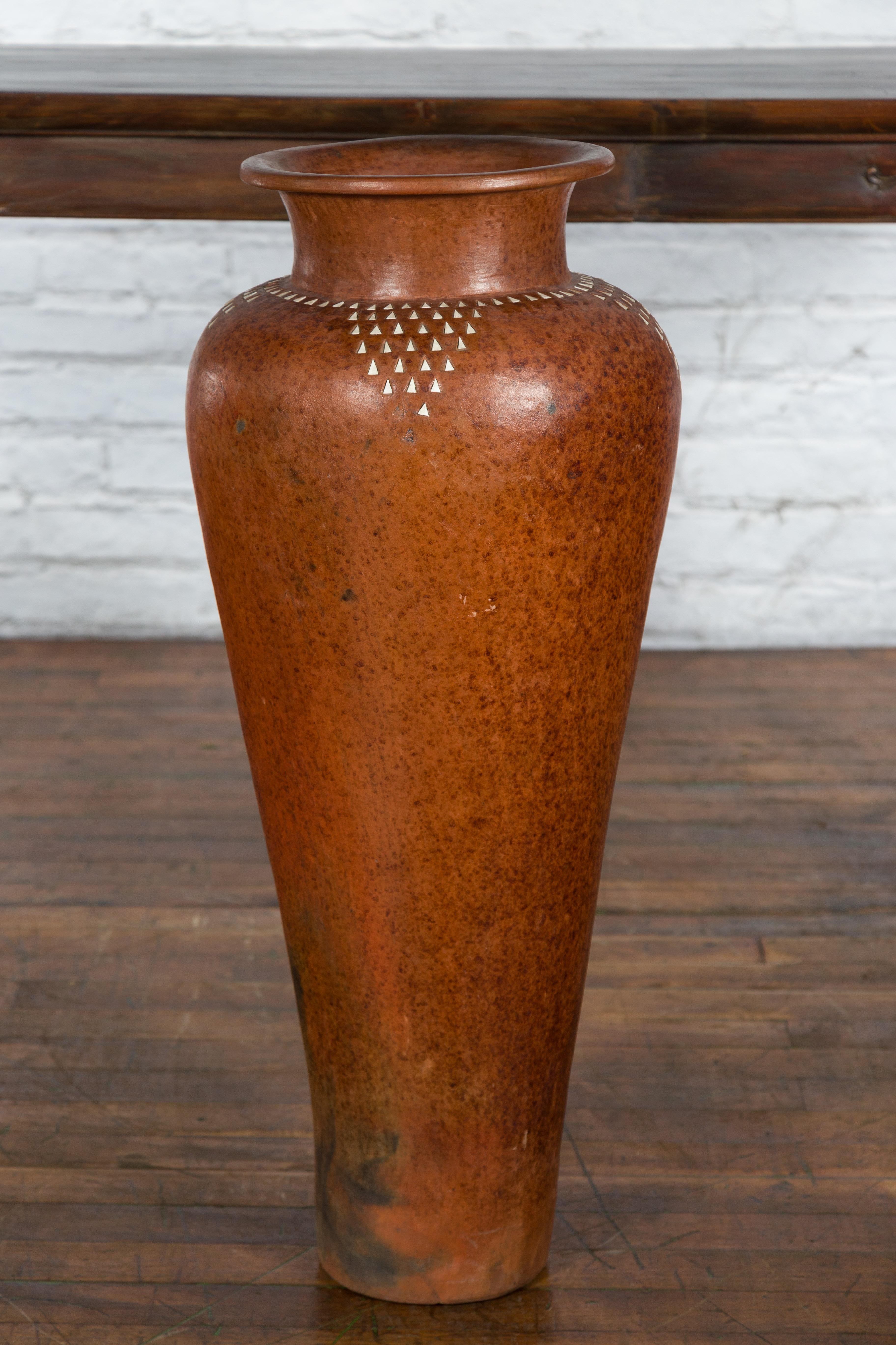 Grand vase asiatique fabriqué à la main avec des motifs triangulaires incrustés en blanc en vente 6