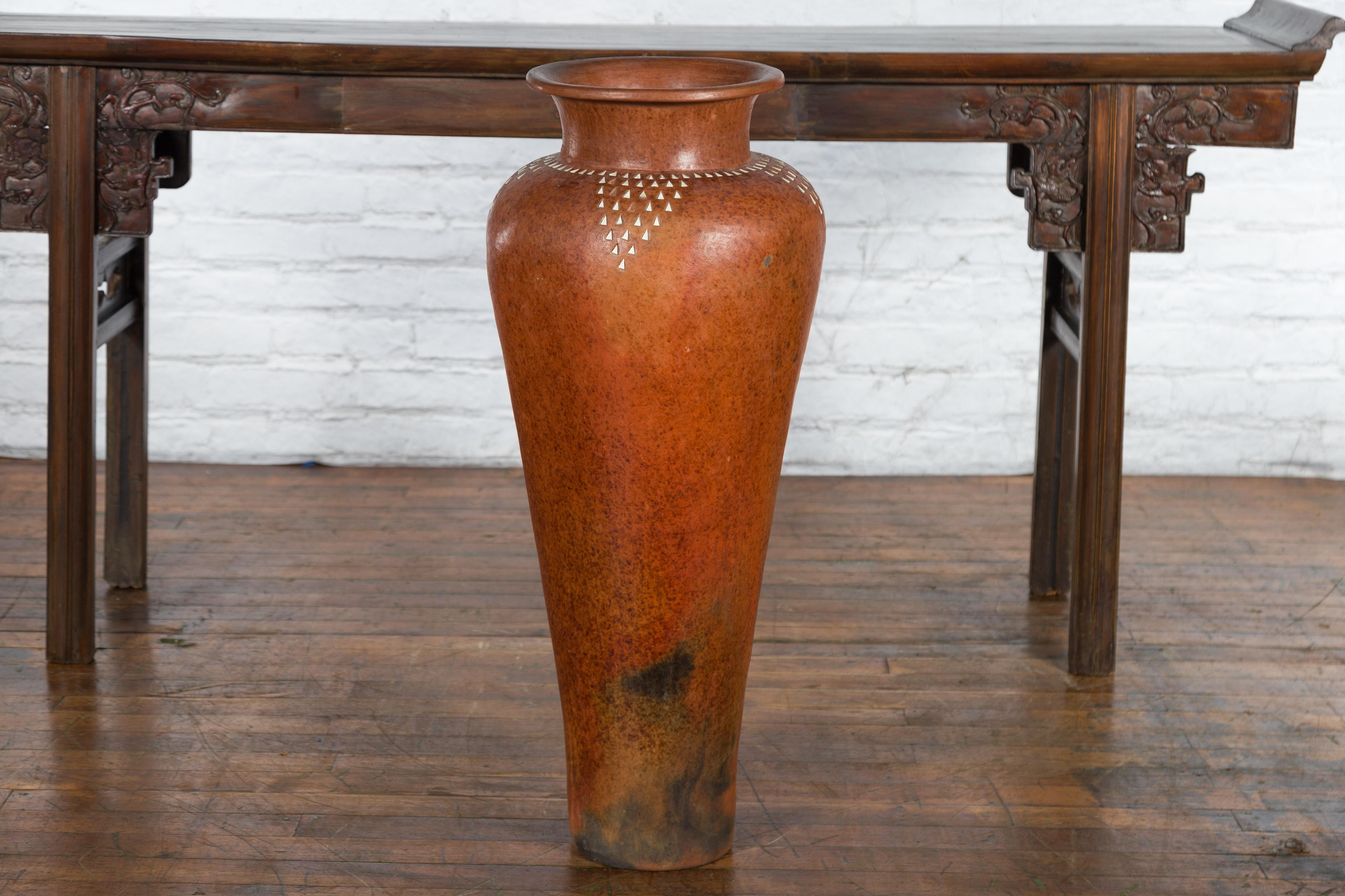 Grand vase asiatique fabriqué à la main avec des motifs triangulaires incrustés en blanc en vente 7