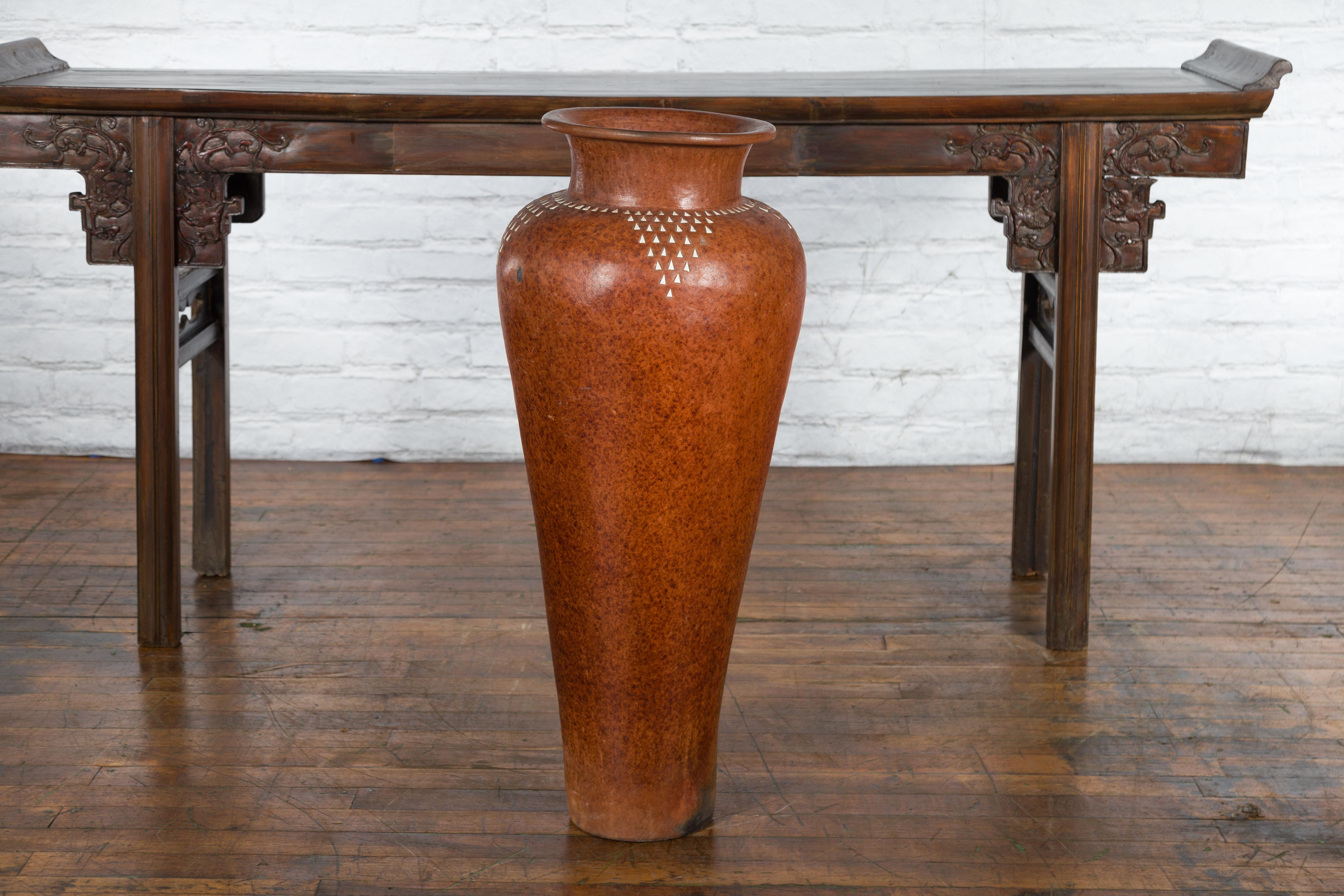 Grand vase asiatique fabriqué à la main avec des motifs triangulaires incrustés en blanc en vente 8