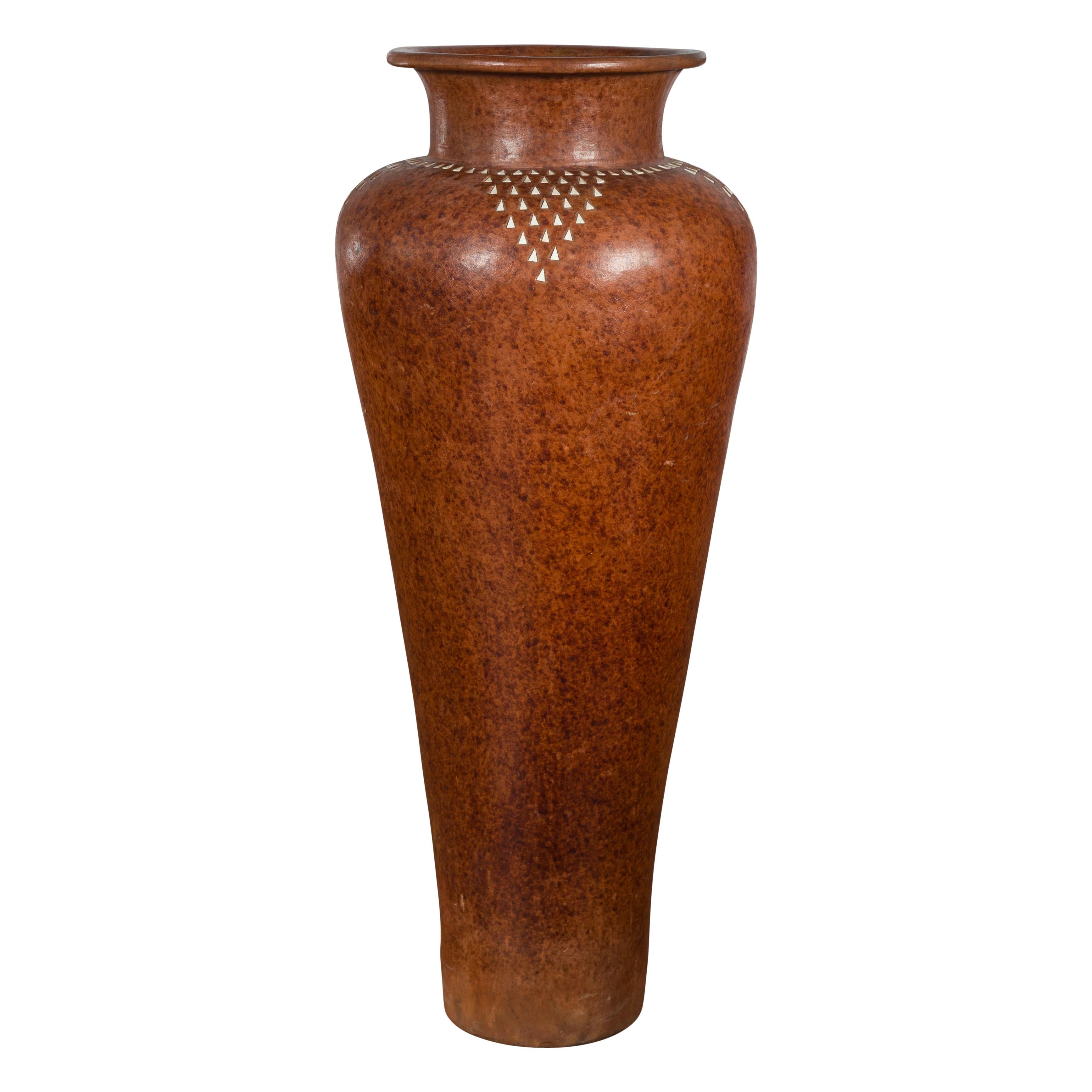 Grand vase asiatique vintage en céramique fabriqué à la main au milieu du 20e siècle, à la silhouette élancée et aux motifs triangulaires blancs incrustés. Créé en Asie au milieu du siècle dernier, ce vase vintage attire l'attention par ses