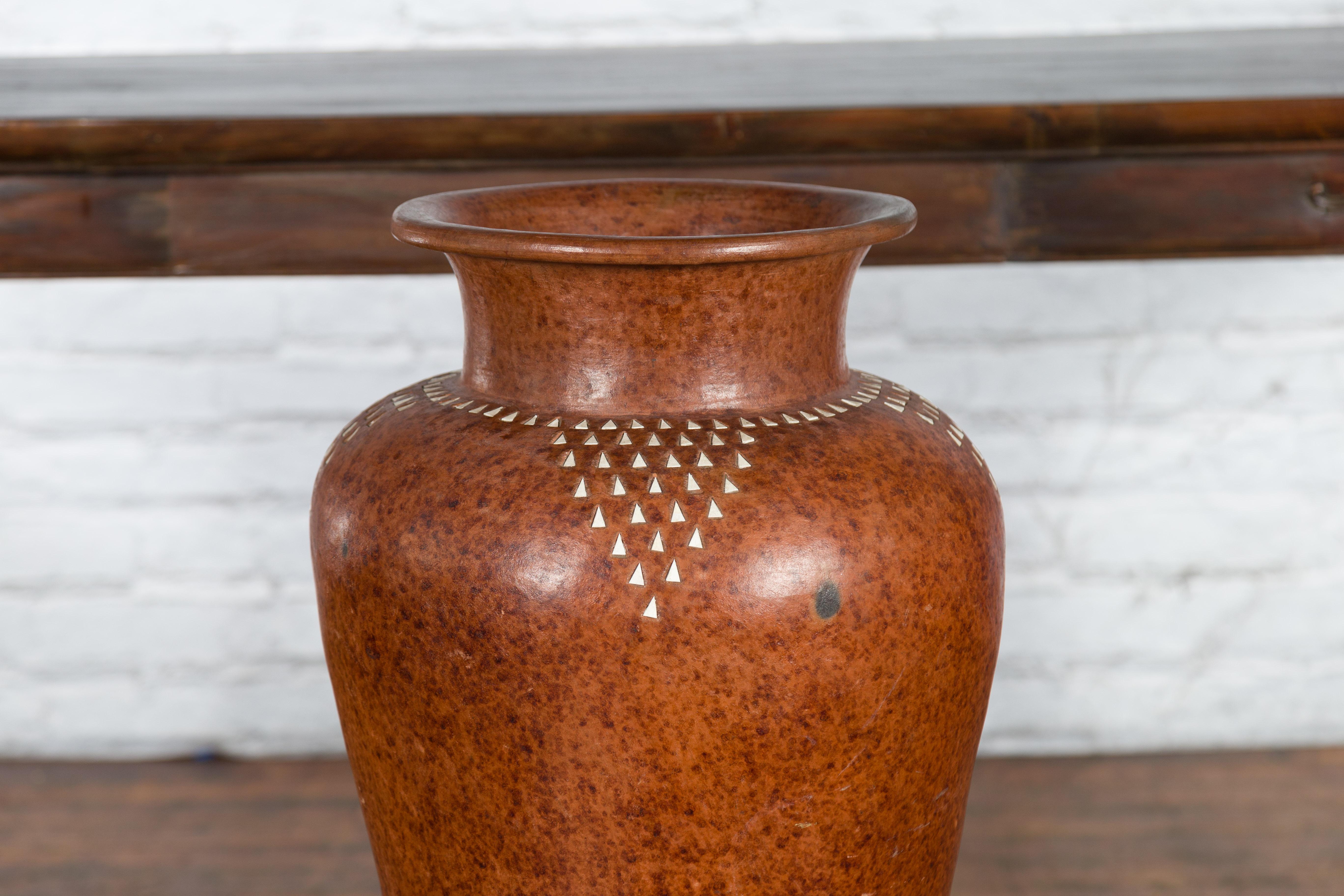 Grand vase asiatique fabriqué à la main avec des motifs triangulaires incrustés en blanc Bon état - En vente à Yonkers, NY