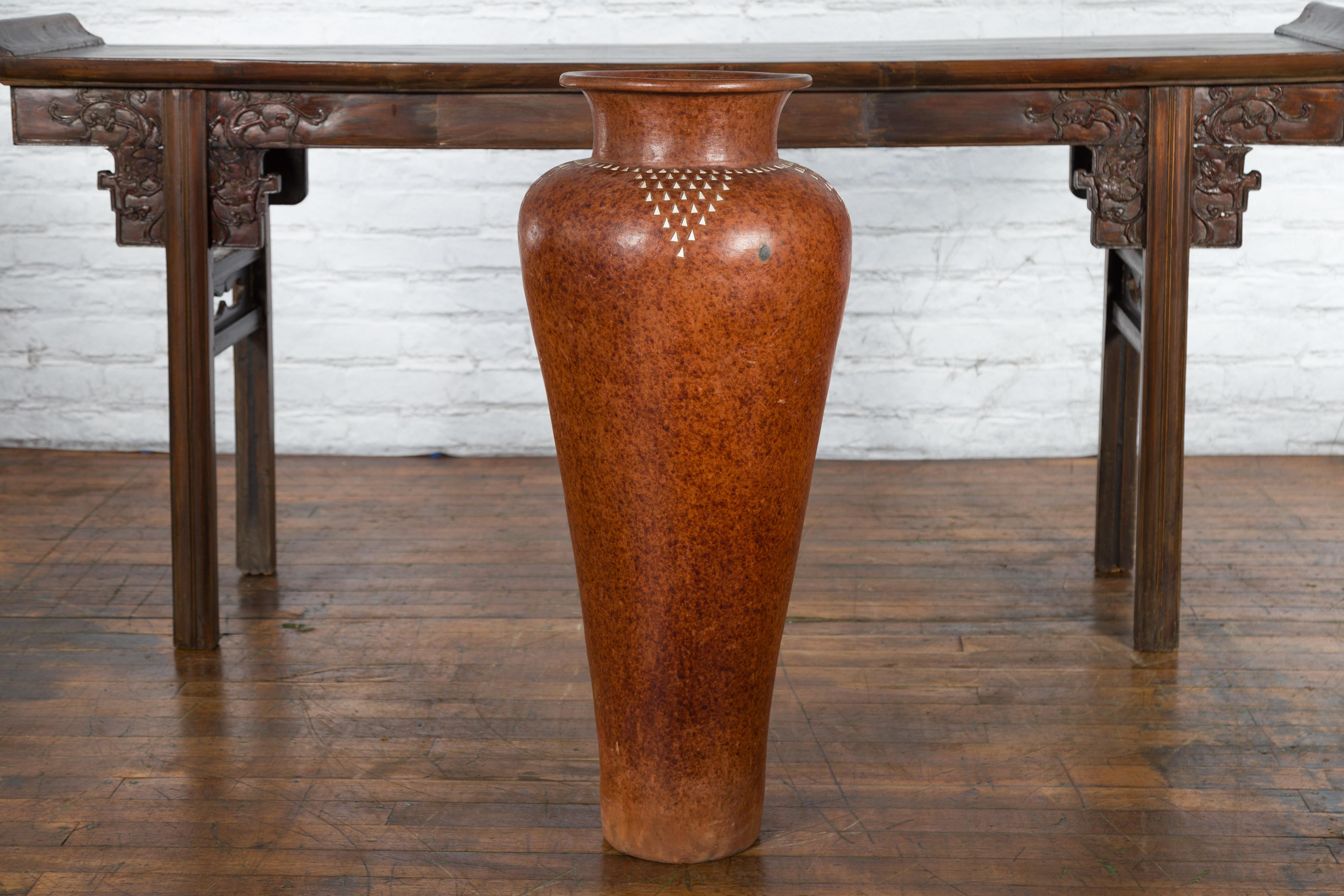 Grand vase asiatique fabriqué à la main avec des motifs triangulaires incrustés en blanc en vente 1