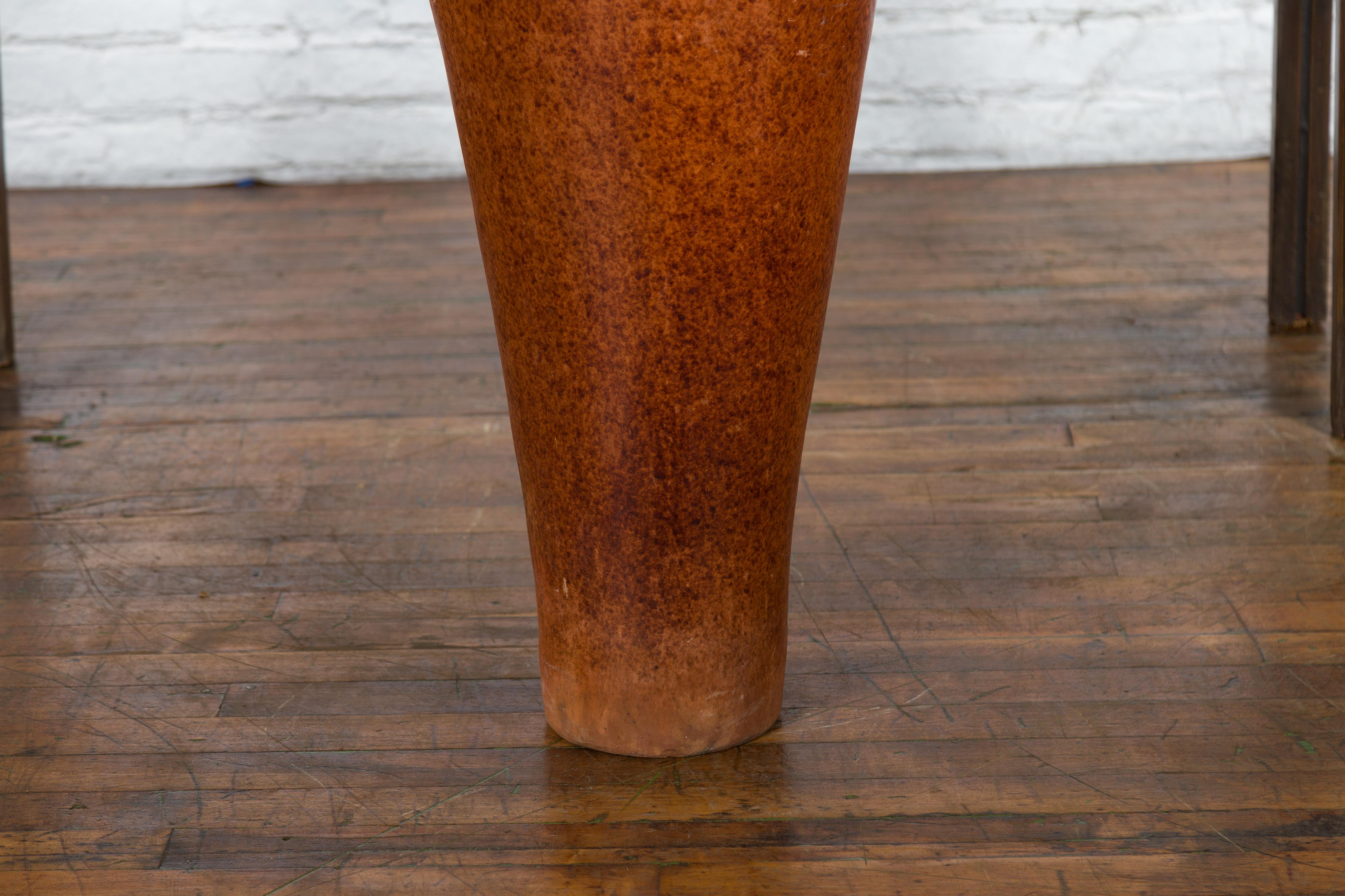 Grand vase asiatique fabriqué à la main avec des motifs triangulaires incrustés en blanc en vente 2