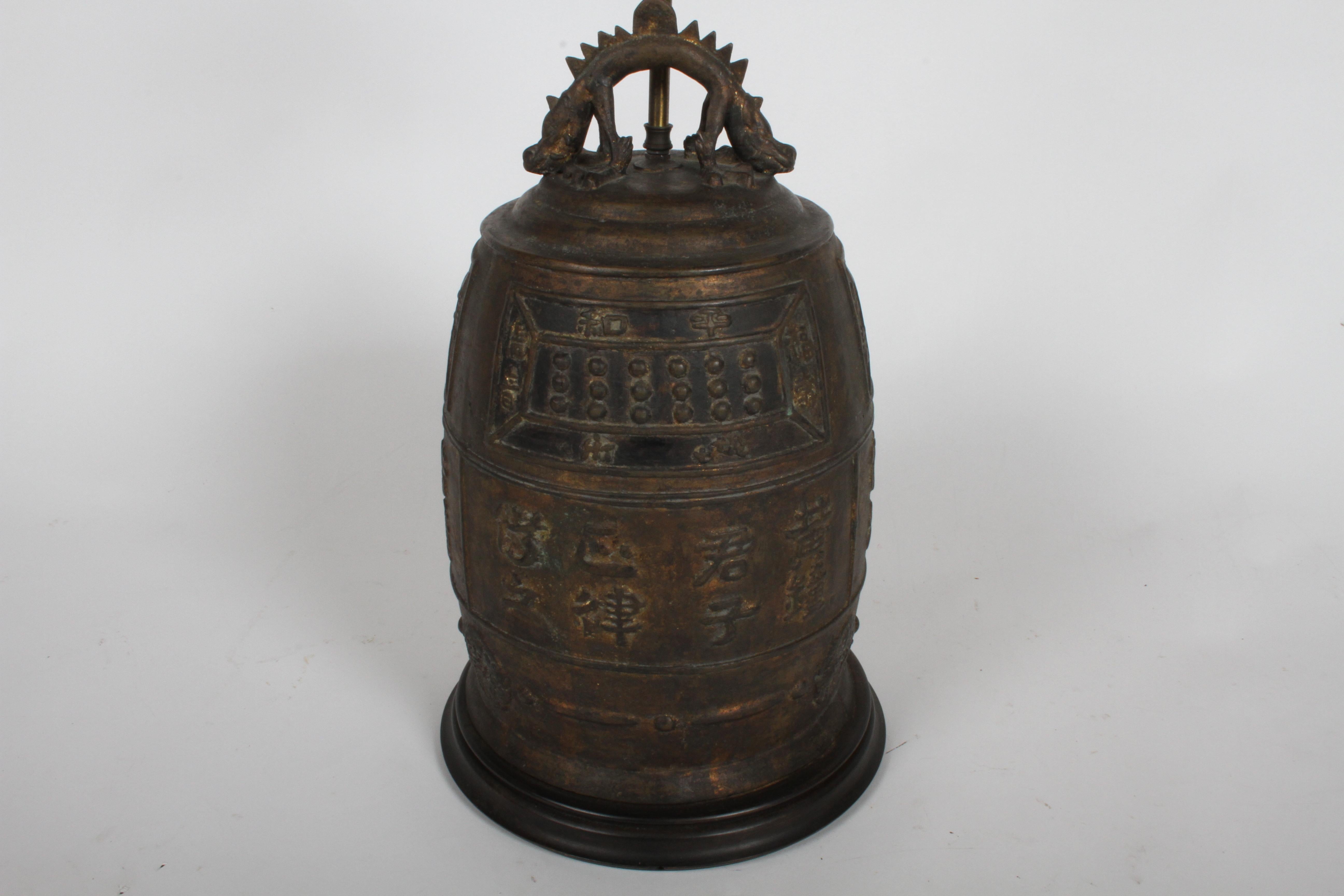 Inconnu Grande lampe asiatique vintage - Tambour en bronze avec symboles de dragon & en vente