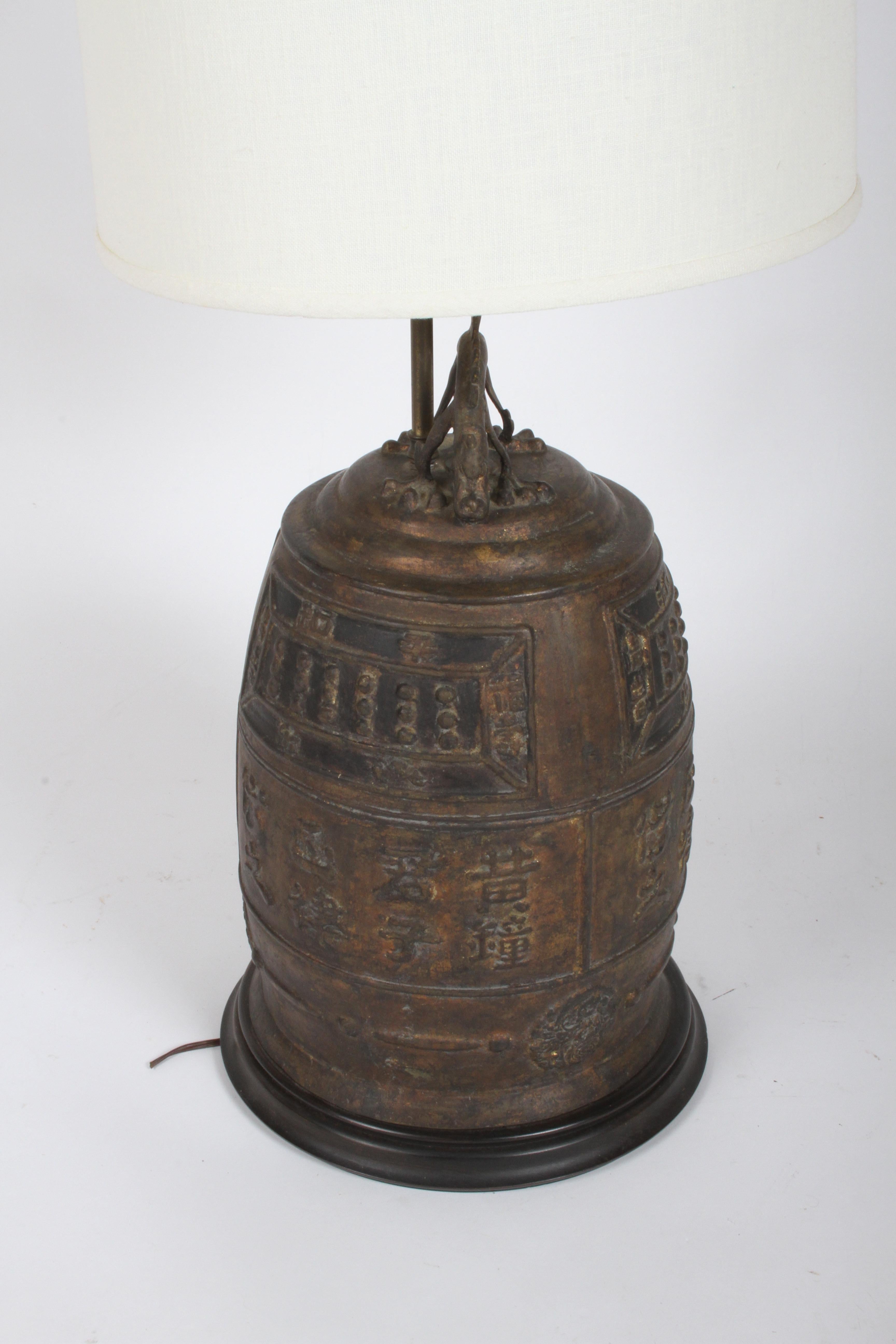 Grande lampe asiatique vintage - Tambour en bronze avec symboles de dragon & Bon état - En vente à St. Louis, MO