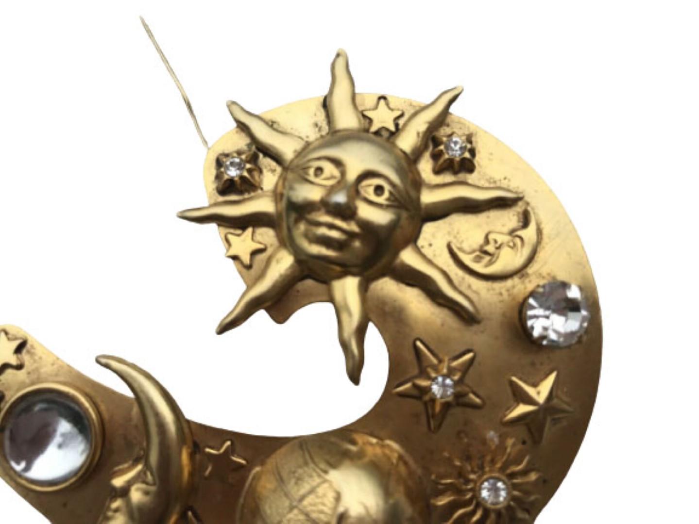 Magnifique et élégante broche Astrological Sun Moon and Planet Brooch by Askew of London avec des accents diamantés. Tonalité or. Mesurant environ 3