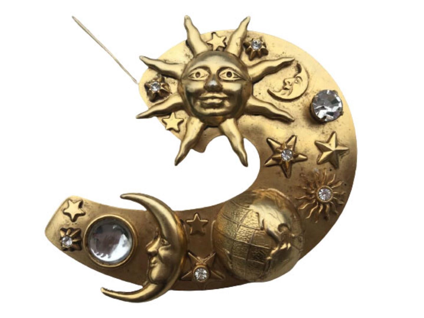 Taille ronde Askew of London - Grande broche vintage astrologique en forme de lune et de planète en vente